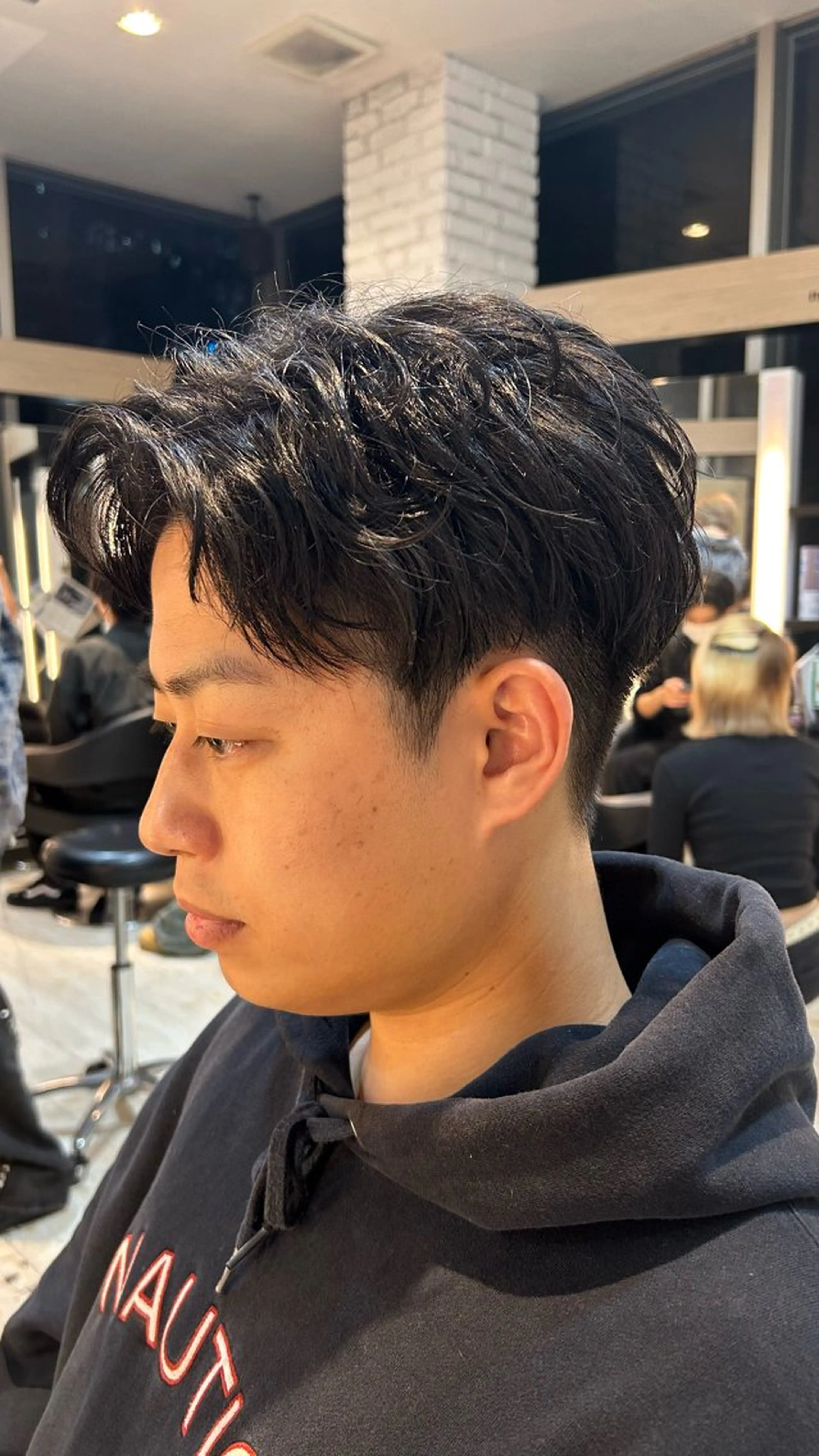 メンズ アップバング メンズパーマ カット 有働由良／ハイトーン ／韓国メンズヘアのヘアスタイル