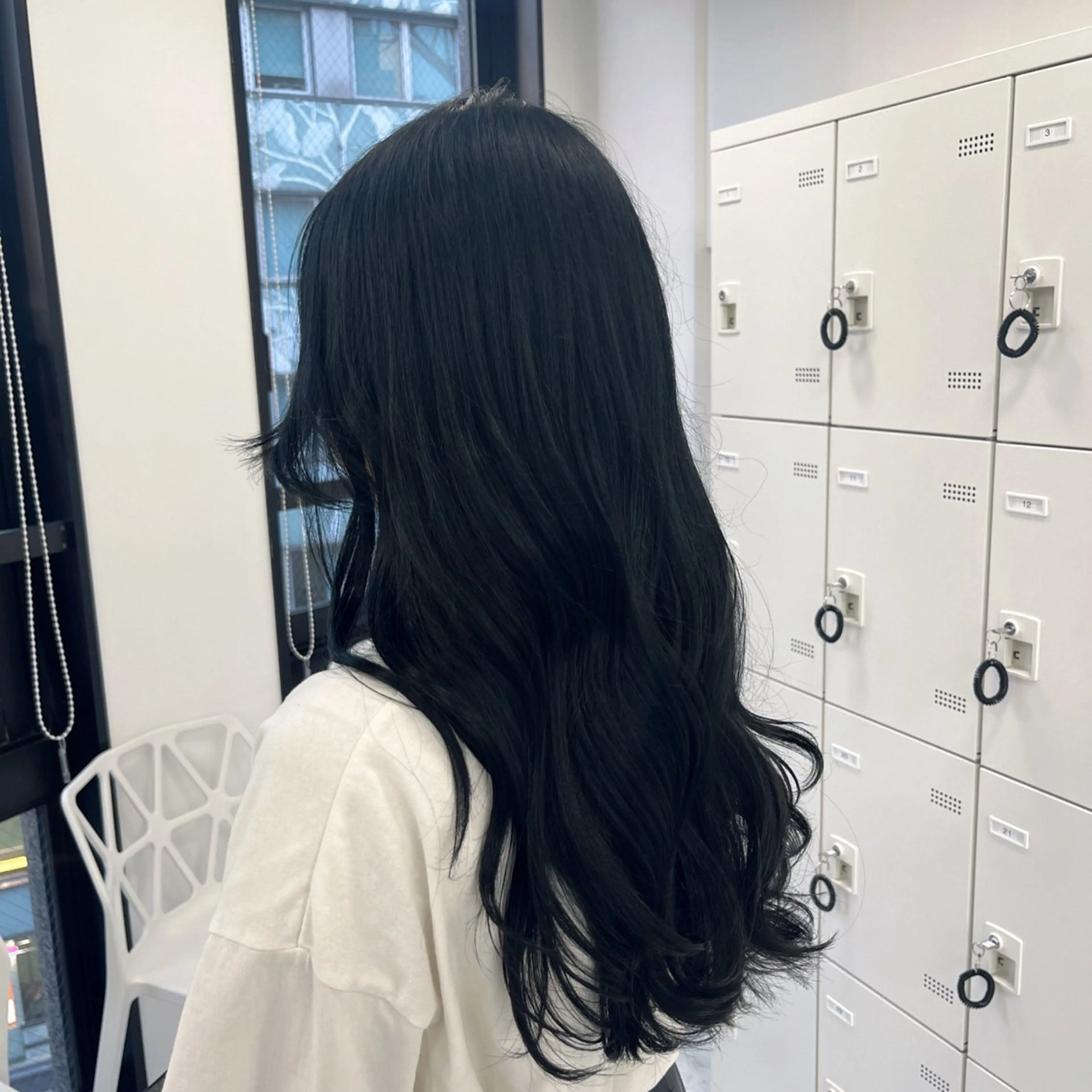 セミロング カラー 黒髪 ブリーチ ブルーカラー ブルーブラック ダークグレー ヘアカラー ケアブリーチ/ 髪質改善/上質艶髪のヘアスタイル