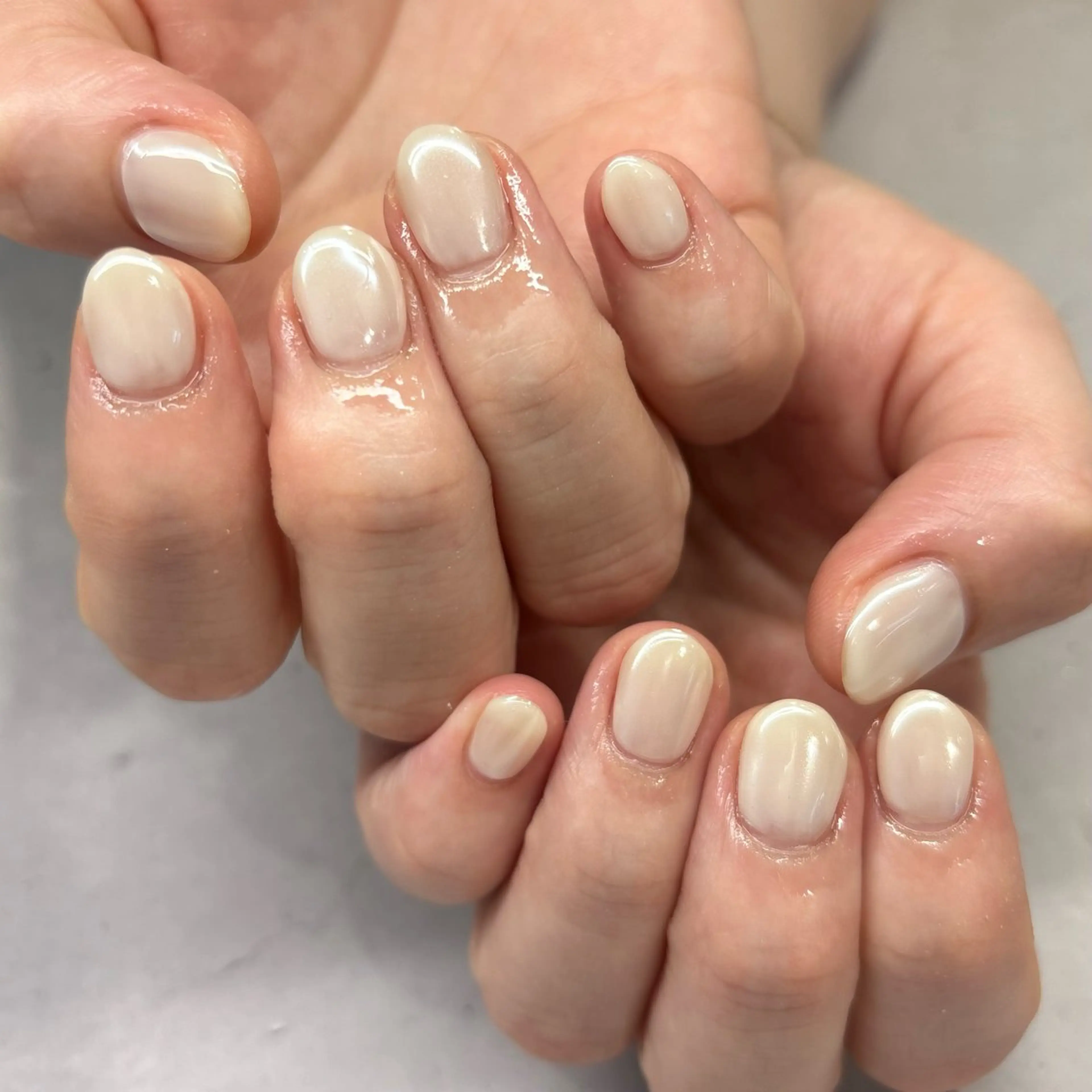 ネイル オーロラネイル ホワイト ハンドネイル 荒巻 めいのネイルデザイン