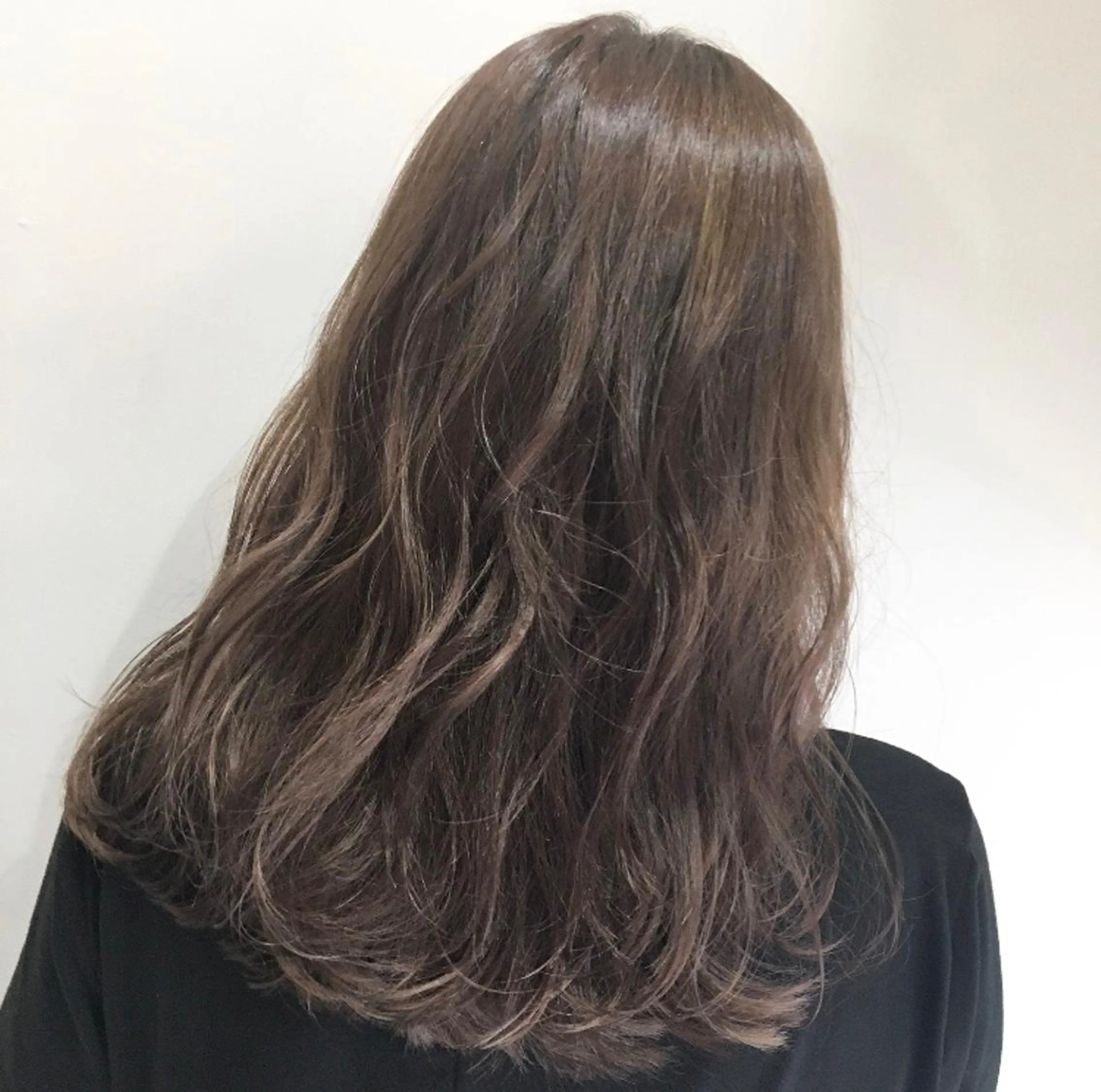 ロング ラベンダーベージュ カット ヘアカラー トリートメント 狩野 羅夢のヘアスタイル