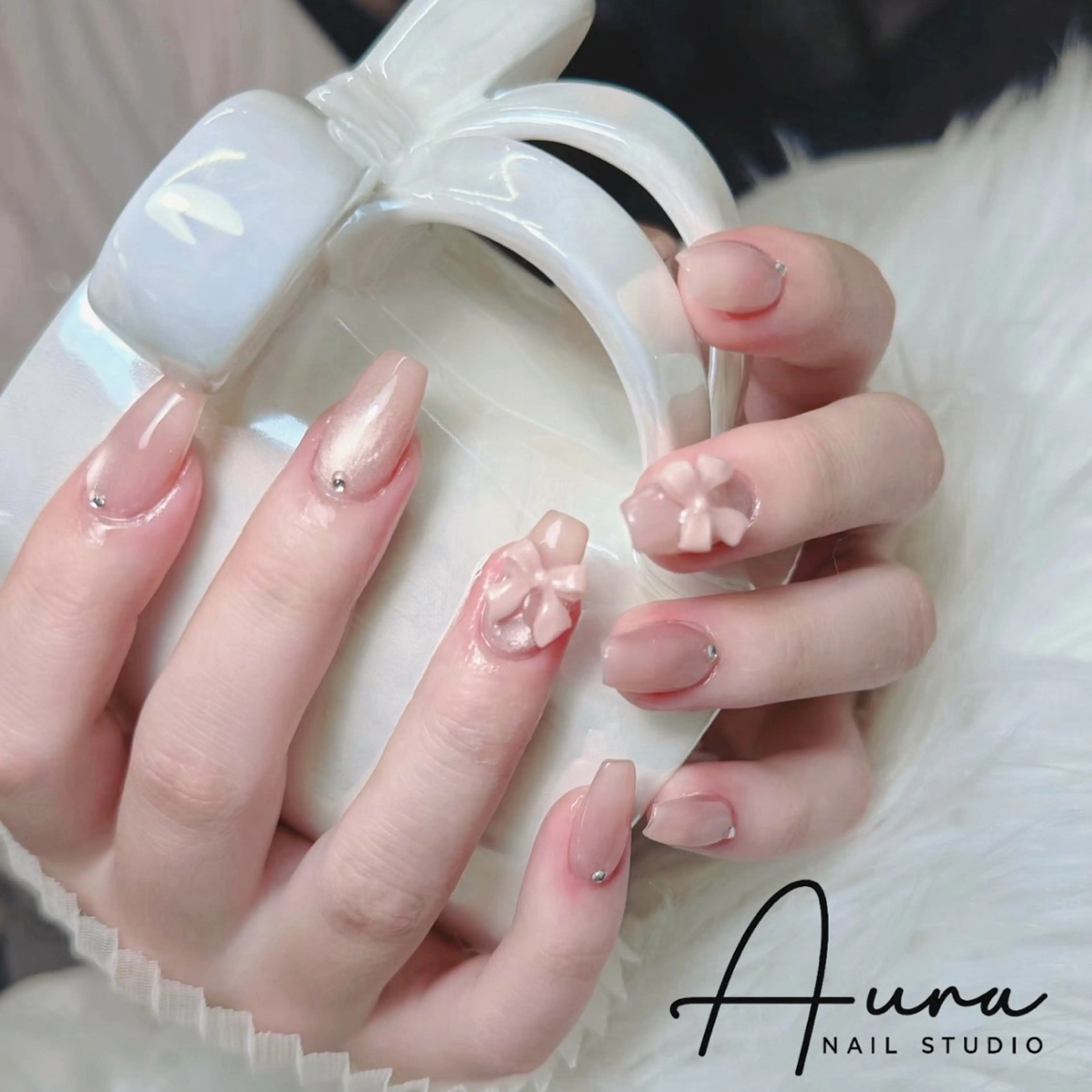 ネイル アートネイル ガーリー 韓国ネイル マグネットネイル ピンク ハンドネイル Aura Nail Studioのネイルデザイン