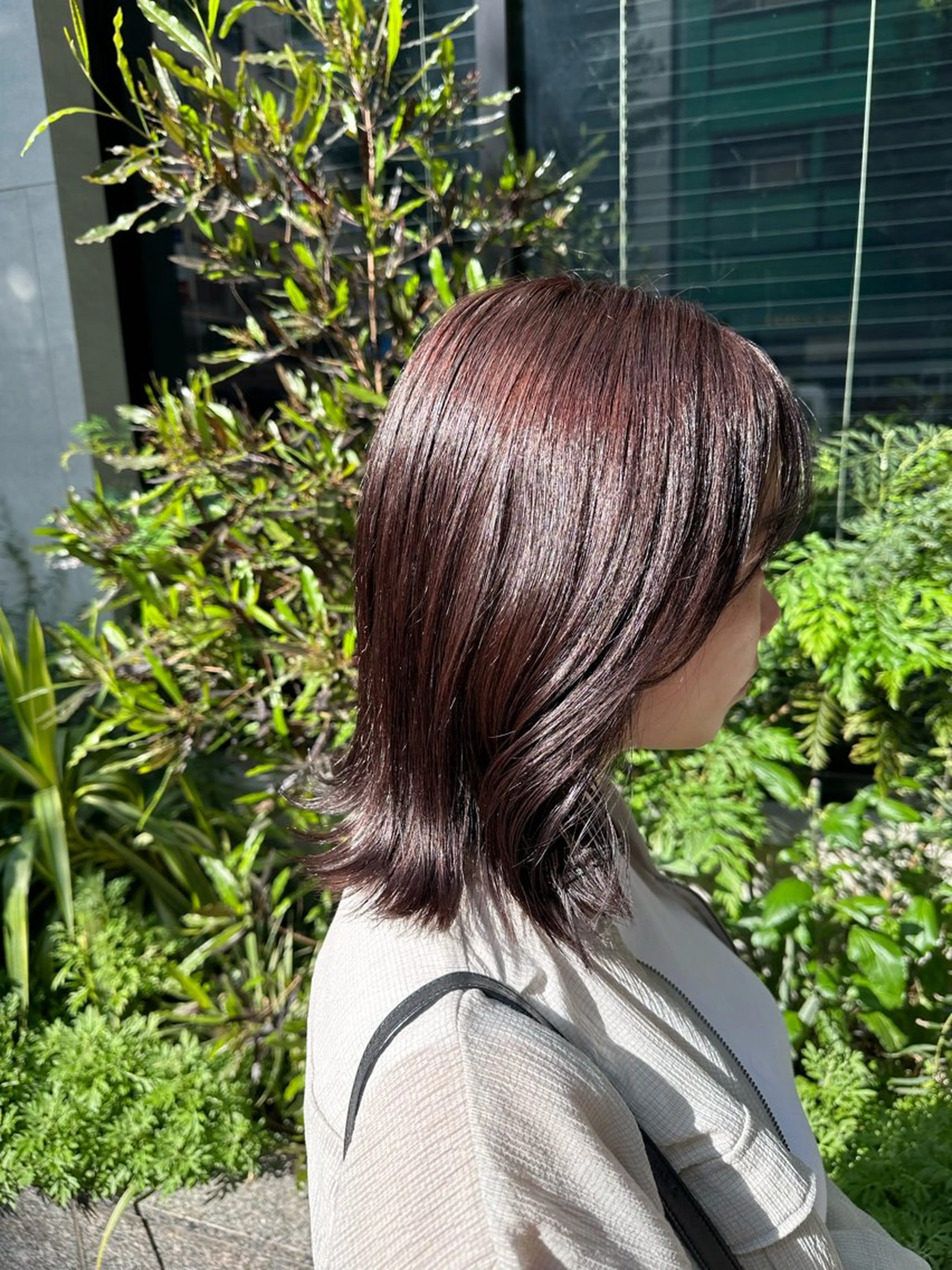 ミディアム カラー タイトボブ個性派カラ ーAKANEのヘアスタイル