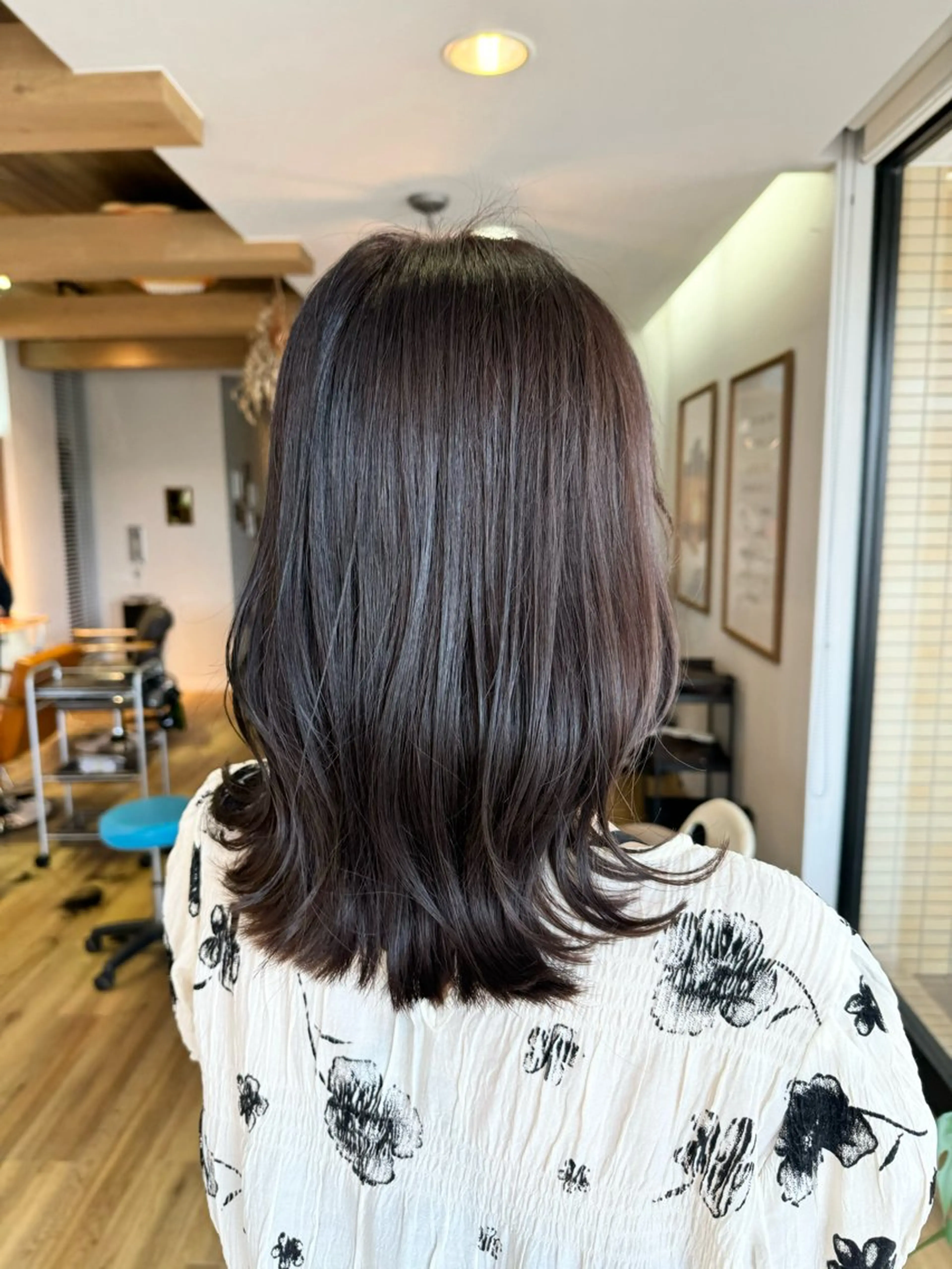 セミロング カラー グレージュ ラベンダーカラー ラベンダーグレージュ ラベンダーグレー カット ヘアカラー トリートメント ツキダテ ユイのヘアスタイル