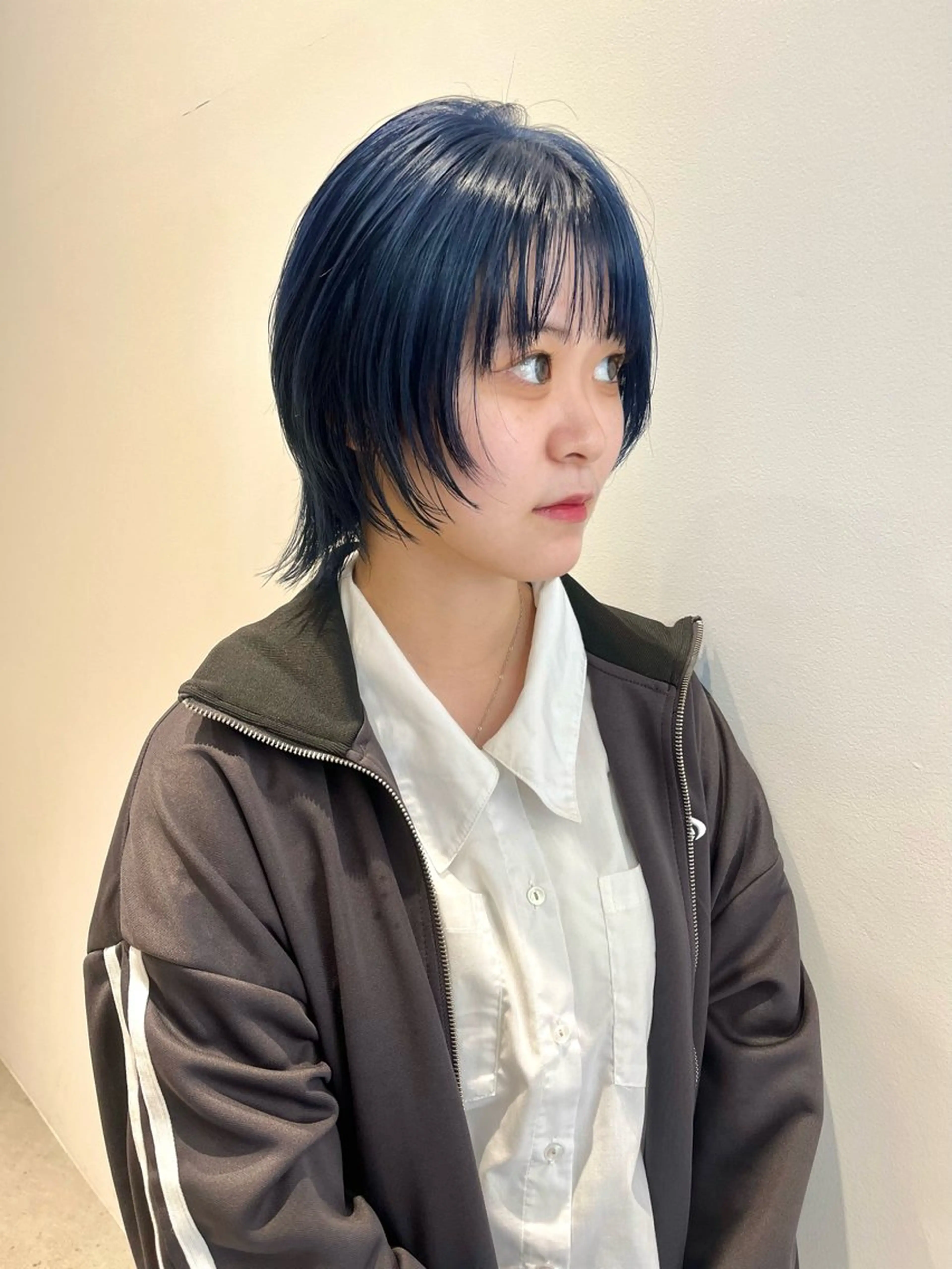 ミディアム カラー ブルーカラー ブルーグレー iLi 《イリ》のヘアスタイル
