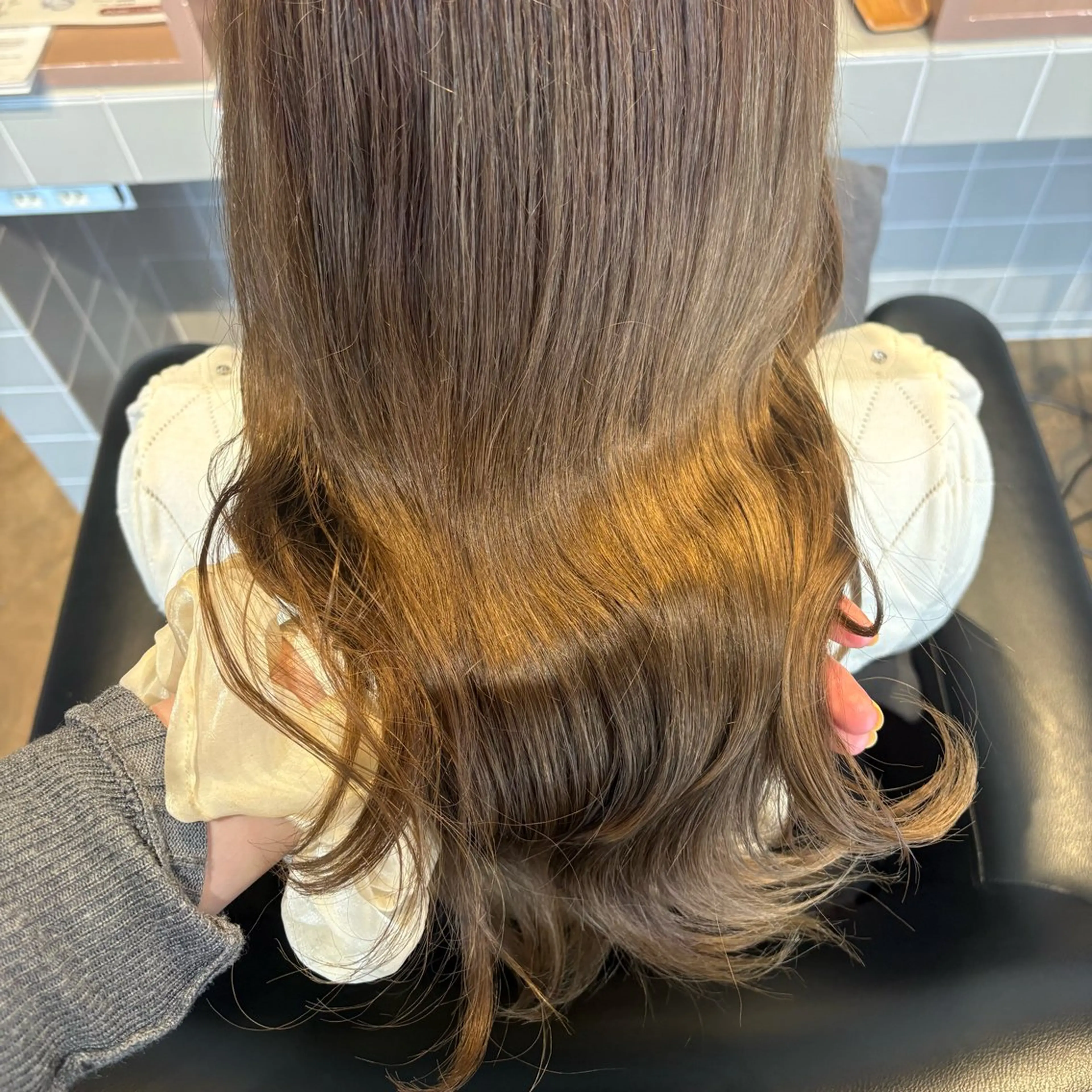 ロング カラー ブリーチ 透明感カラー カット ヘアカラー 秋吉 結愛のヘアスタイル