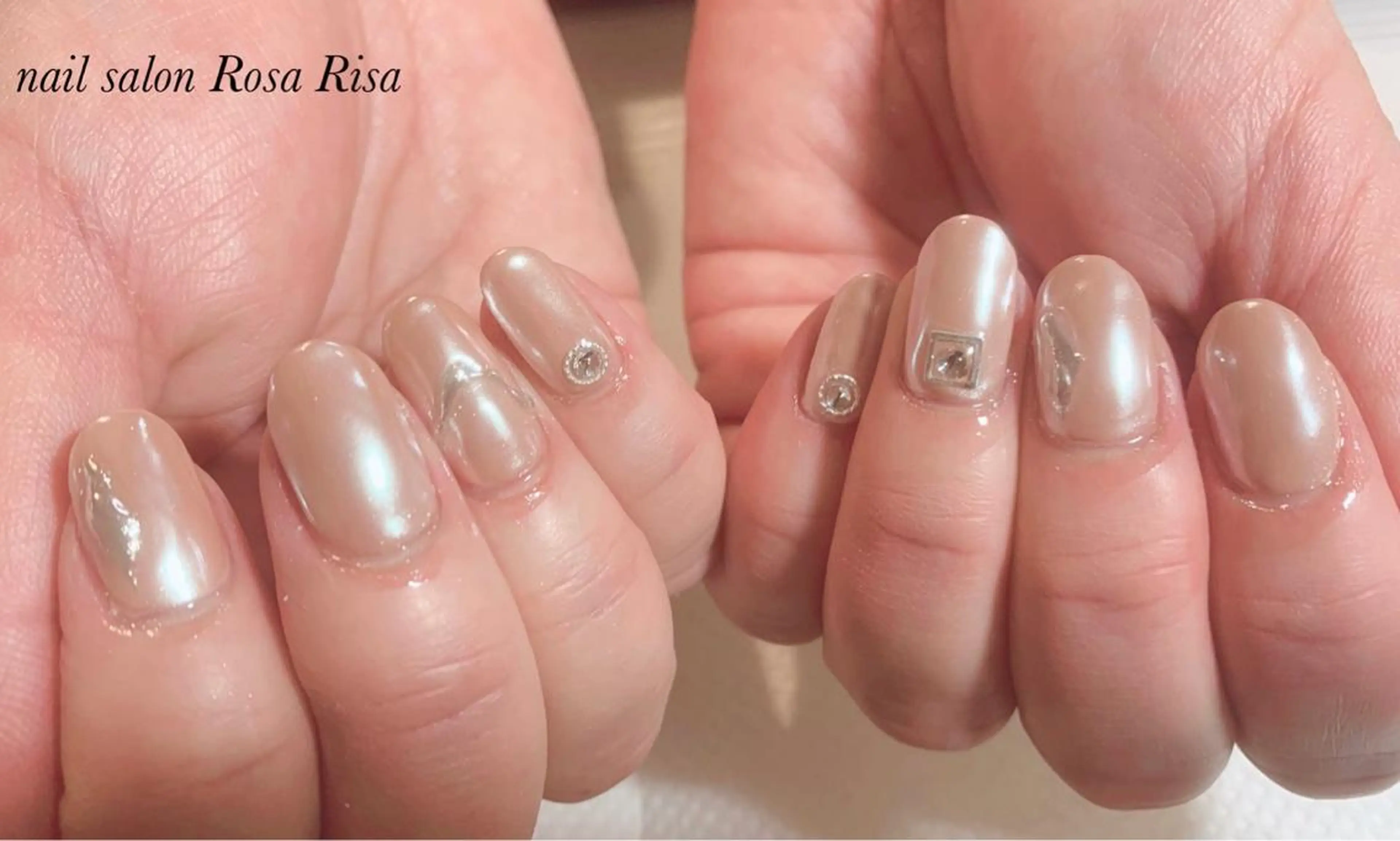 ミディアム ネイル ミラーネイル ホワイト ネイルスタジオ シェイクユアハンズのネイルデザイン