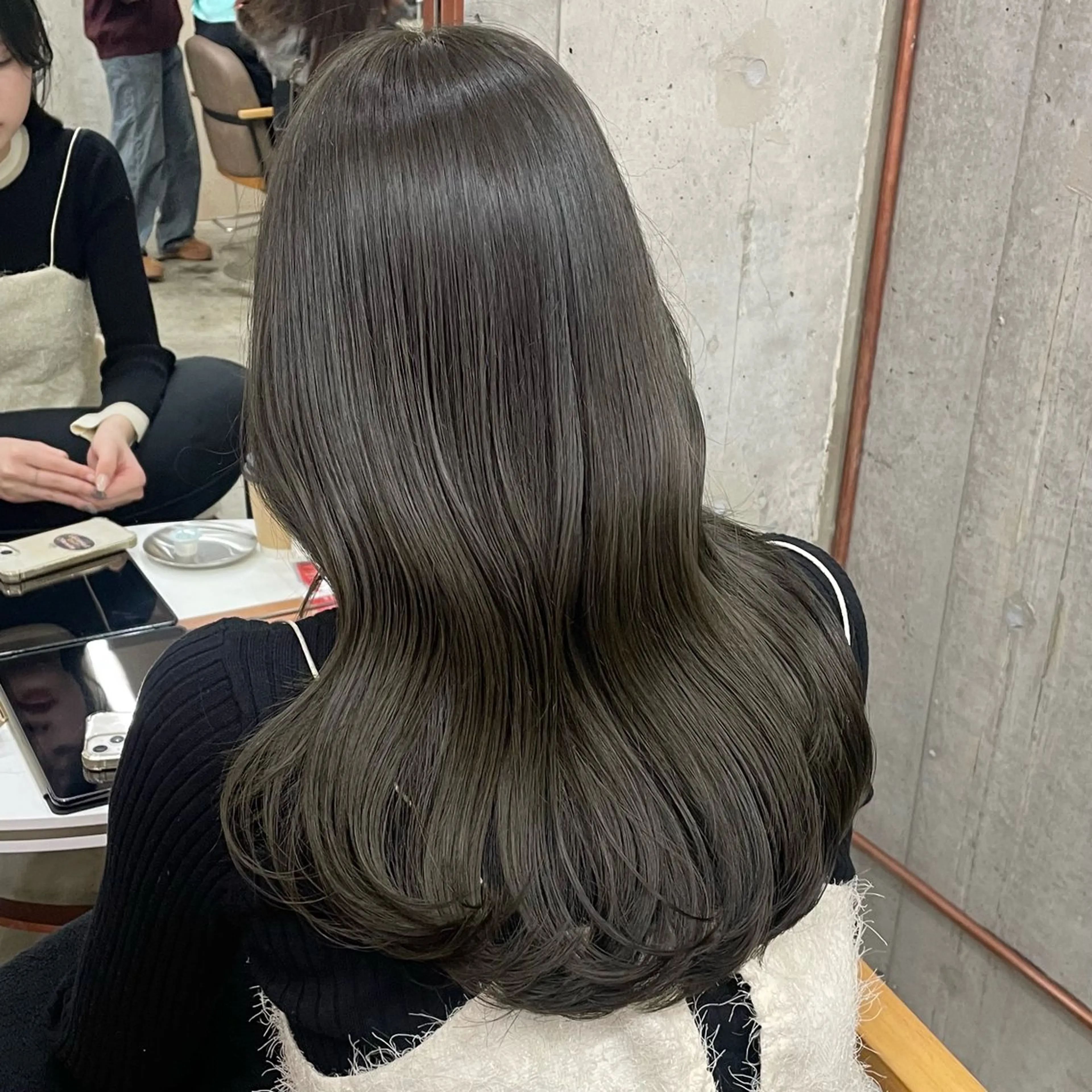 ロング カラー グレージュ オリーブグレージュ オリーブグレー カット ヘアカラー トリートメント noii / 伊藤 愛莉のヘアスタイル