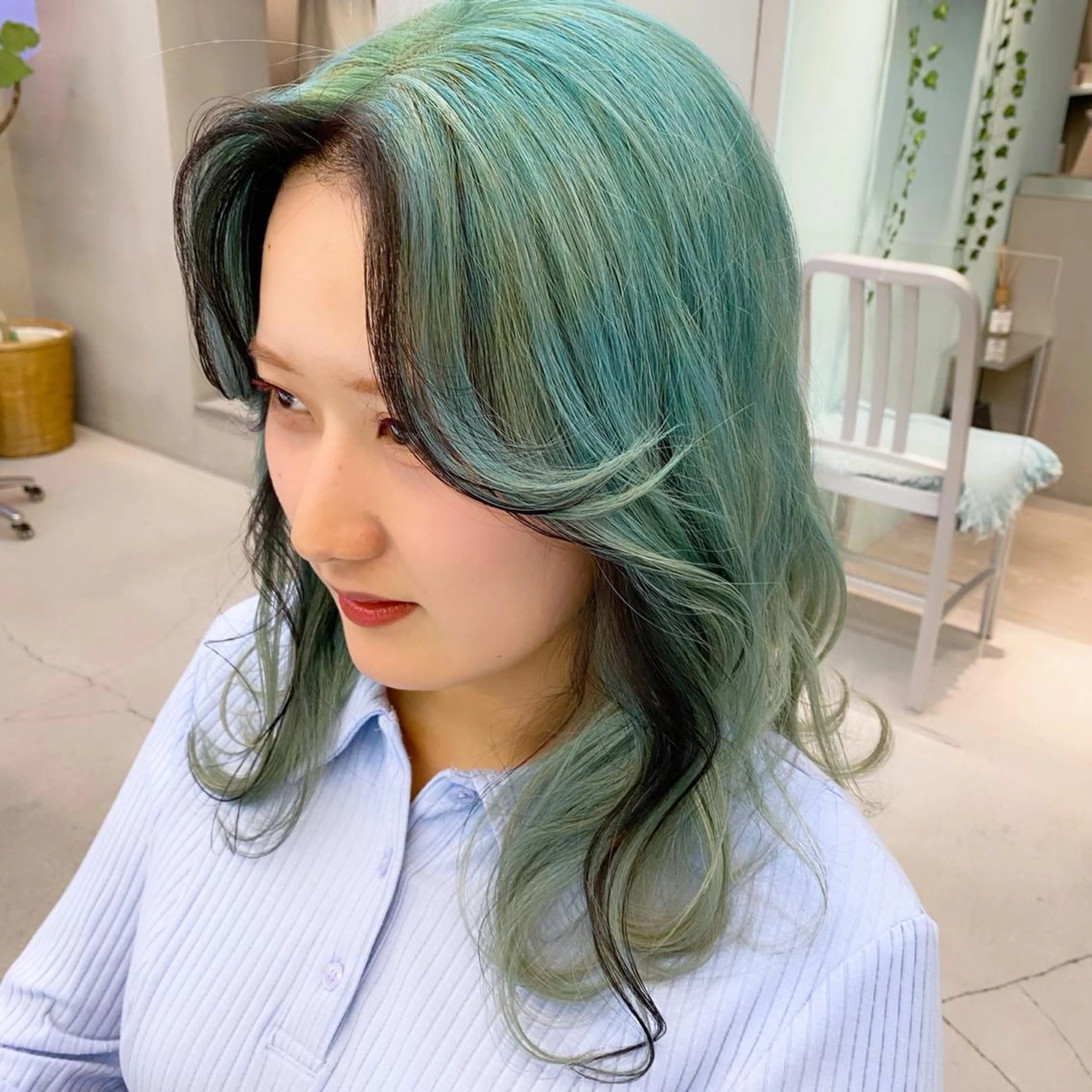 セミロング カラー 岡野 静華のヘアスタイル