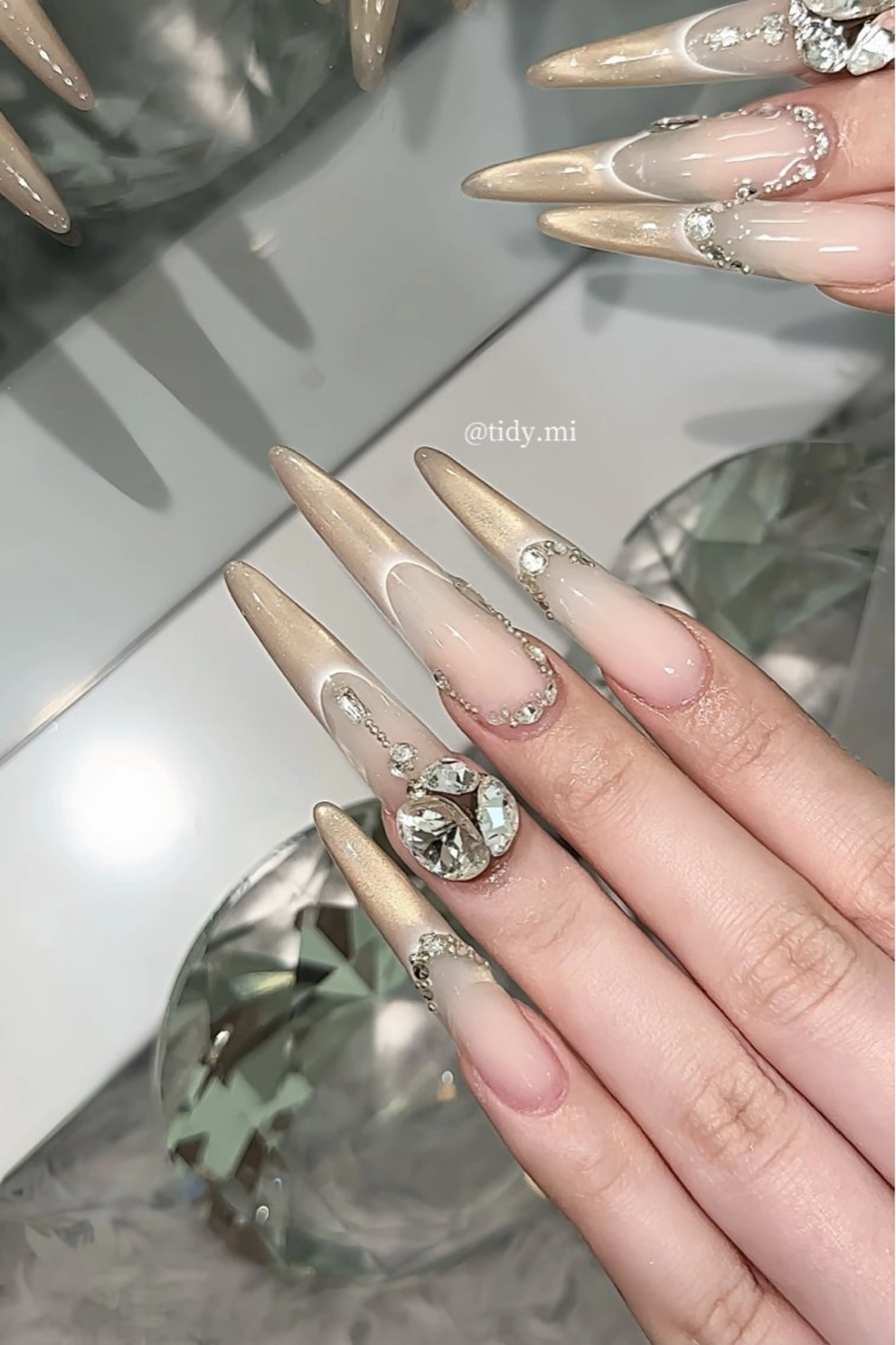 ネイル フットネイル ジェルネイル キラキラネイル 韓国ネイル マグネットネイル ハンドネイル TIDY .のネイルデザイン