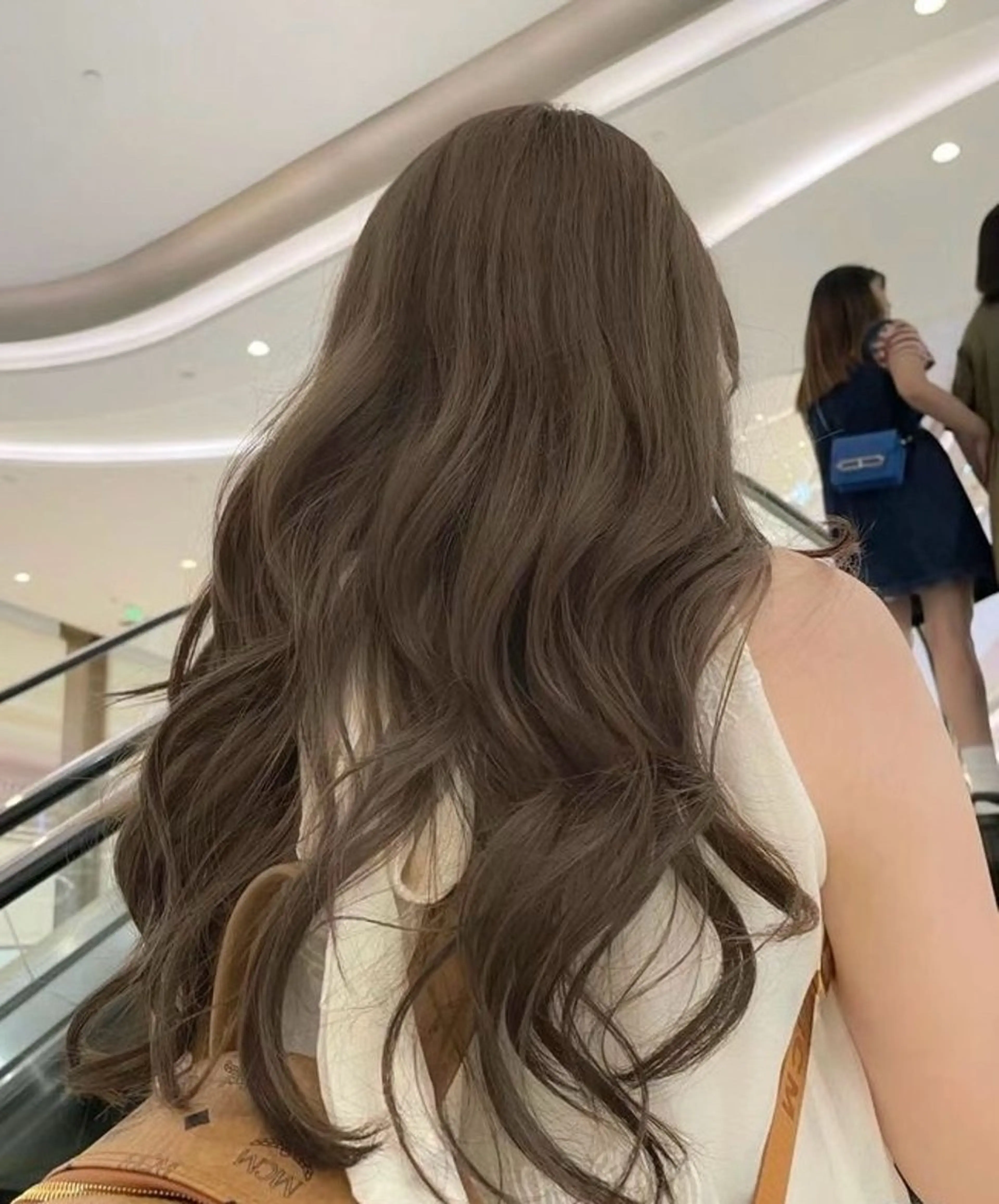 ロング レイヤーカット ベージュ/KANAのヘアスタイル