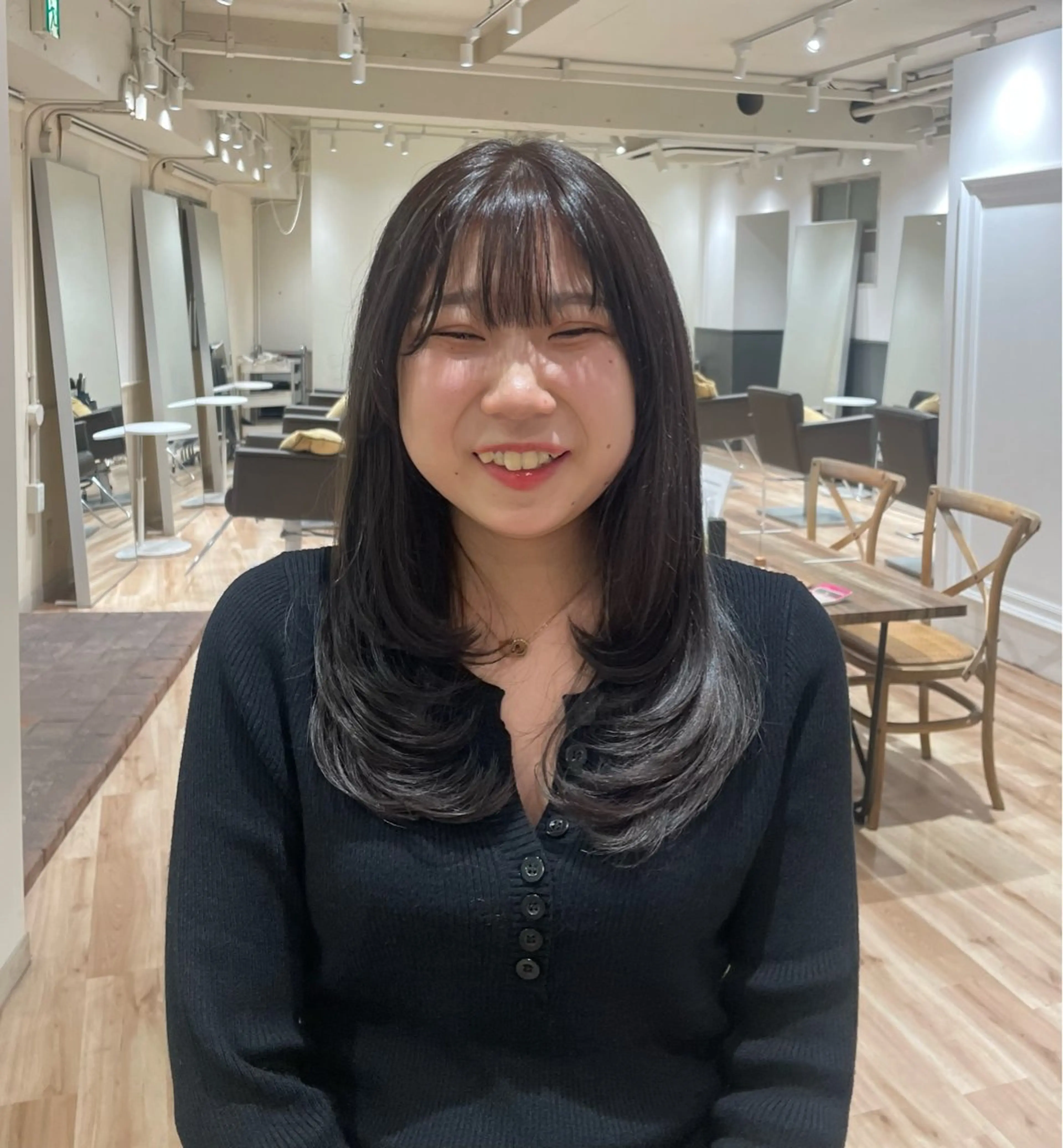 セミロング カラー レイヤーカット 北 詩羽のヘアスタイル