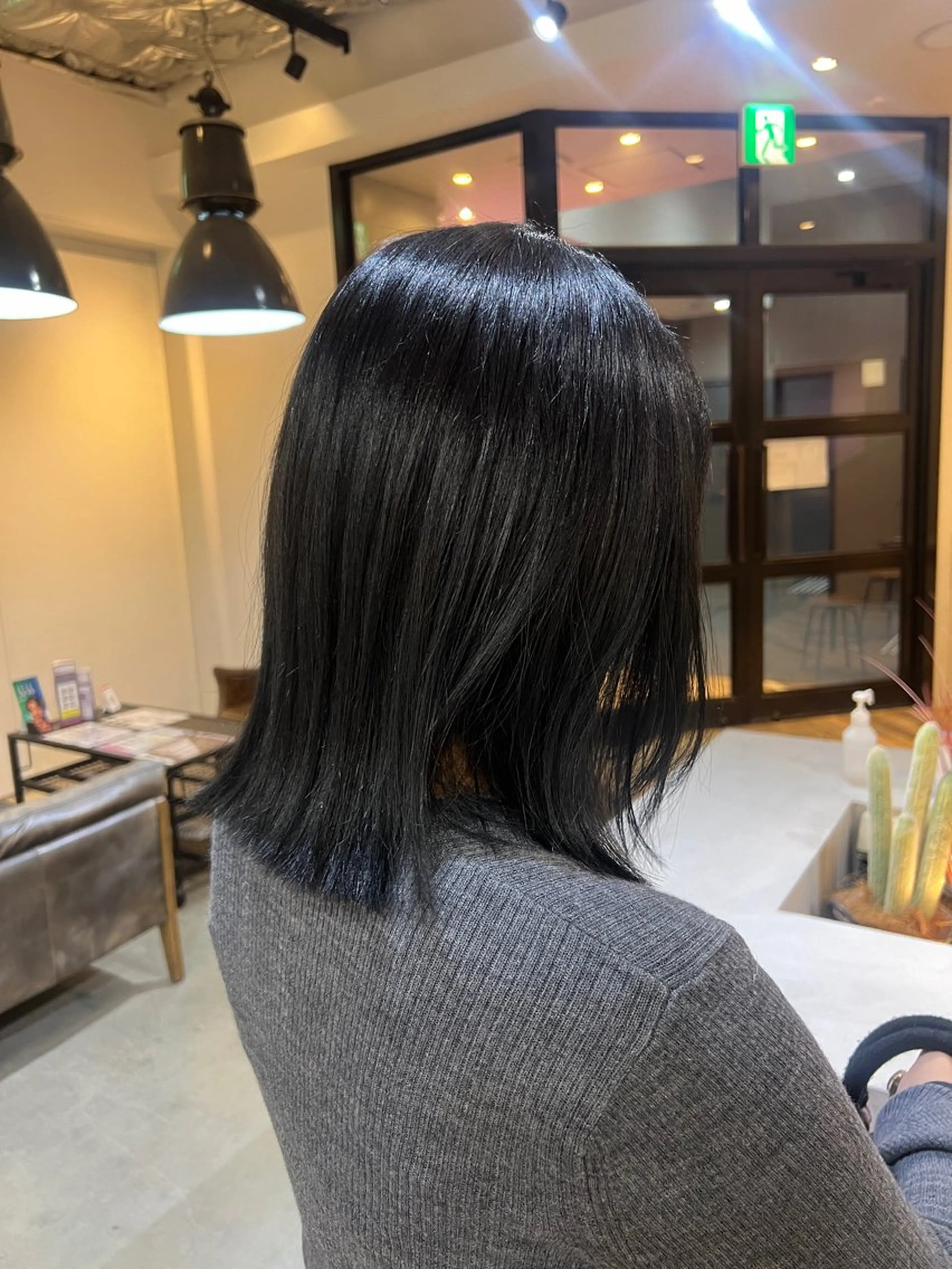 ミディアム カラー 黒髪 ブルーカラー ブルーブラック beleefric 🩵チセのヘアスタイル
