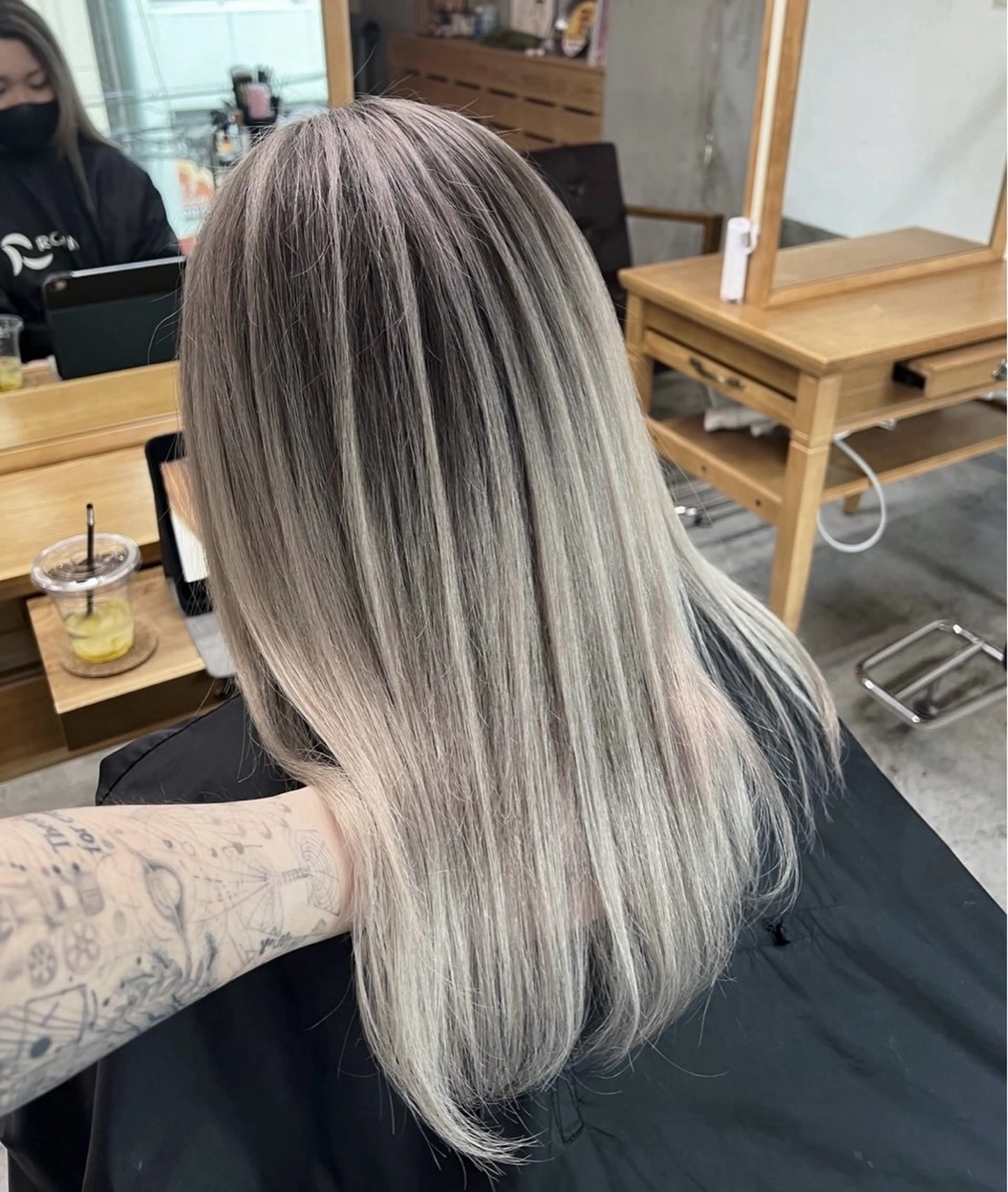 セミロング カラー バレイヤージュ シルバー ホワイトシルバー レイヤーカット ヘアカラー トリートメント 指名数No.1 /NAOYAのヘアスタイル