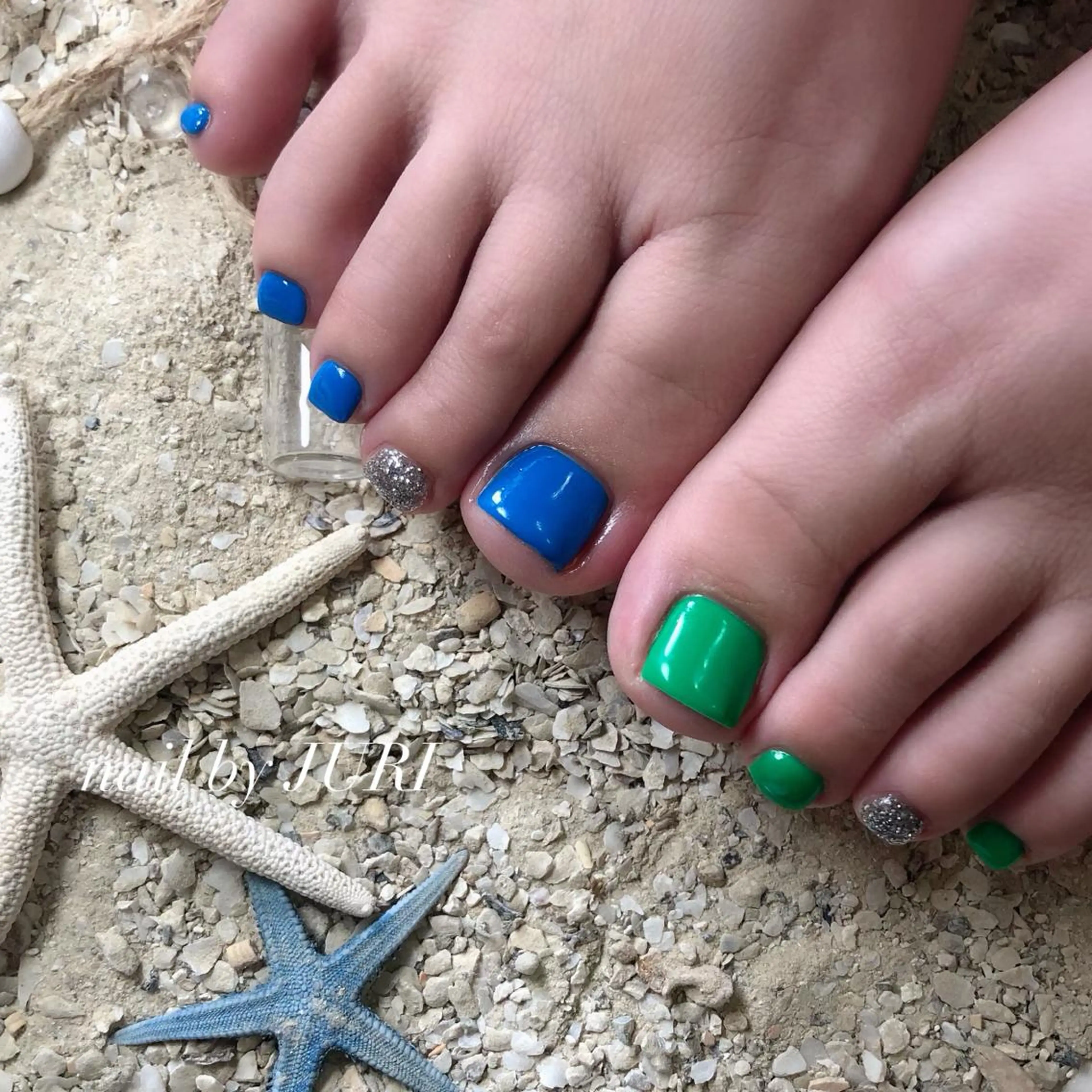 ネイル フットネイル フレンチネイル ジェルネイル ラメ(グリッター) ラメグラデーション 𝐍𝐄𝐎 𝐉𝐔𝐑𝐈のネイルデザイン