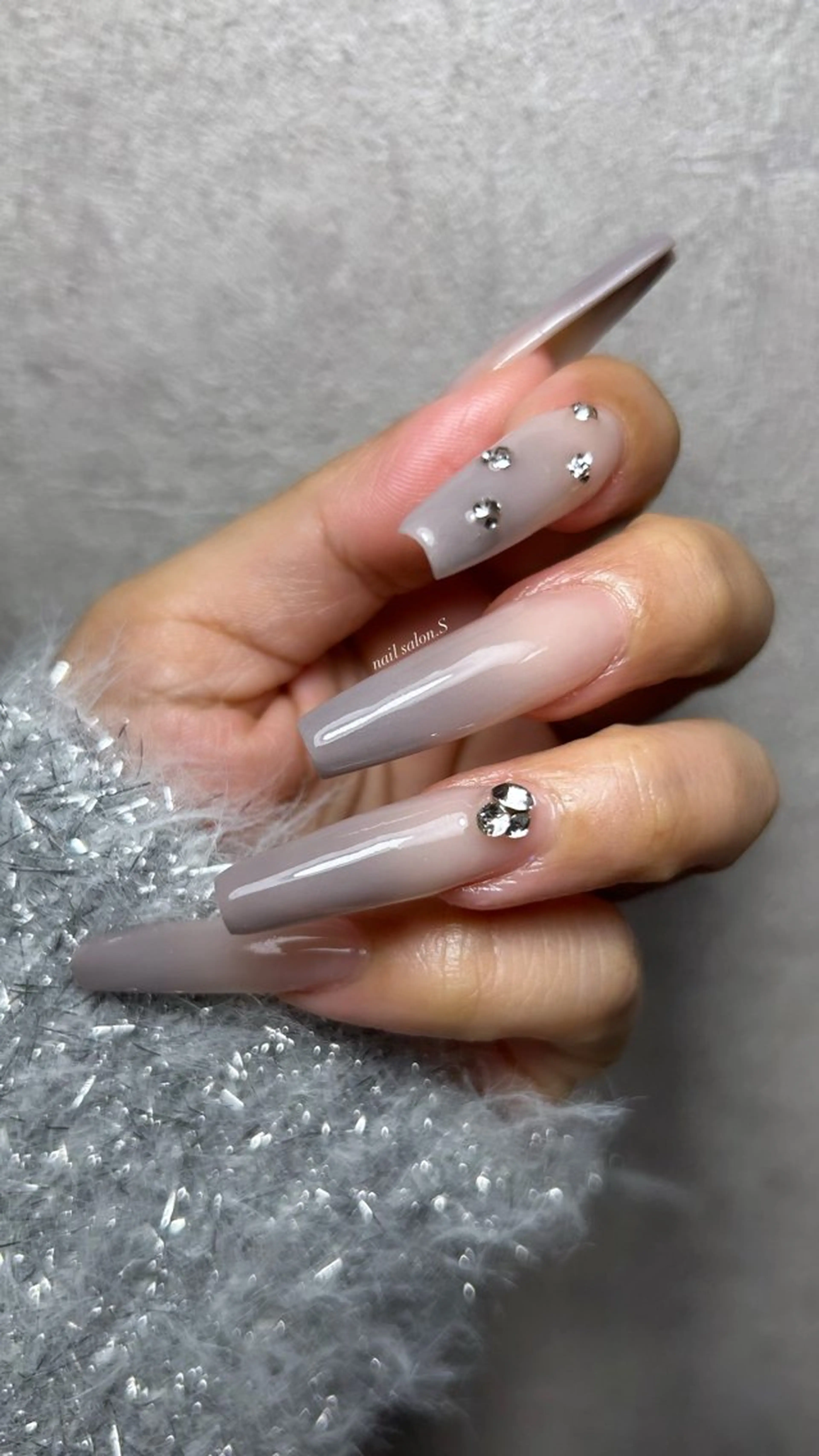 ネイル 長さ出し グラデーション ストーンネイル ハンドネイル 関山 志乃のネイルデザイン