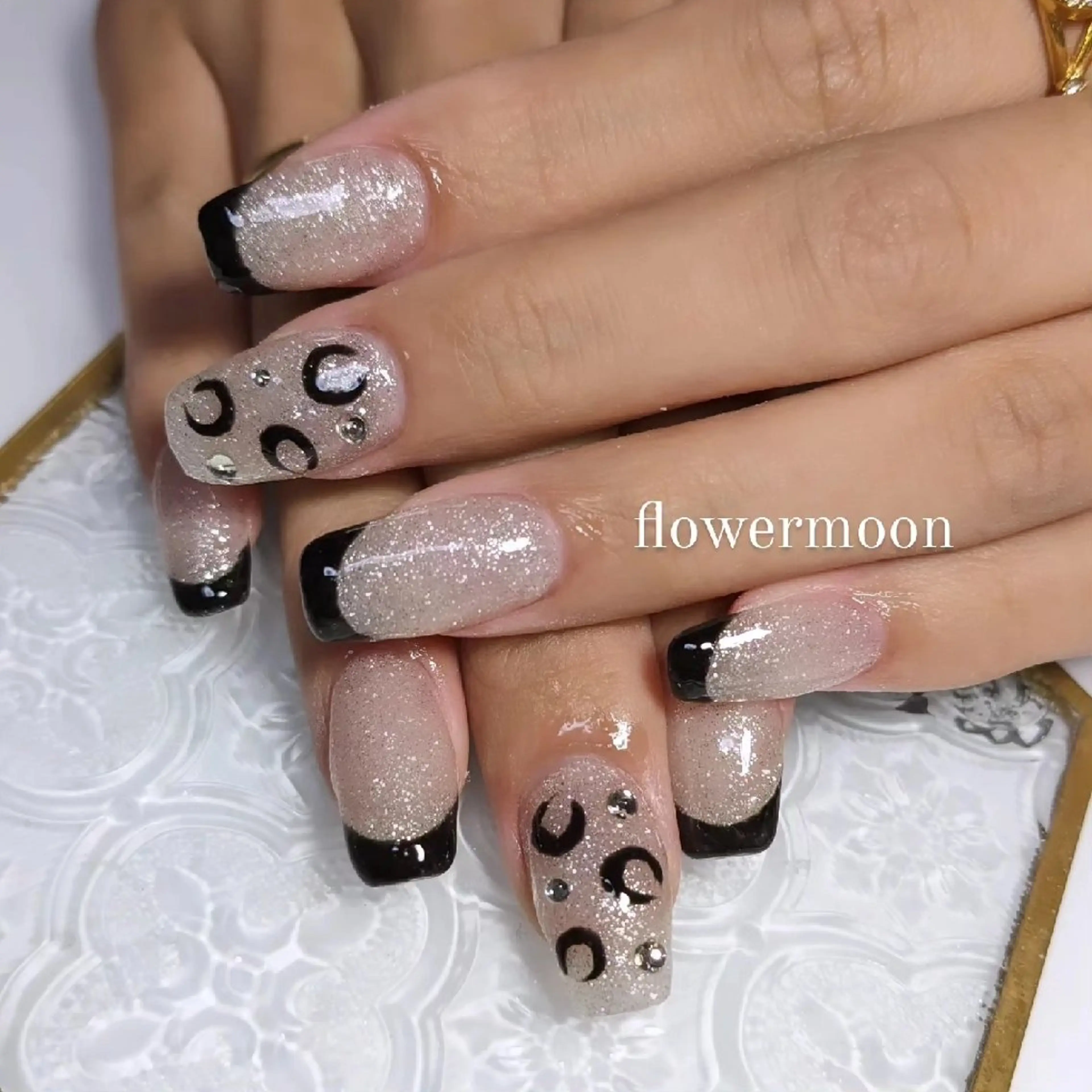 ネイル フレンチネイル ラメ(グリッター) フラワー ムーンのネイルデザイン