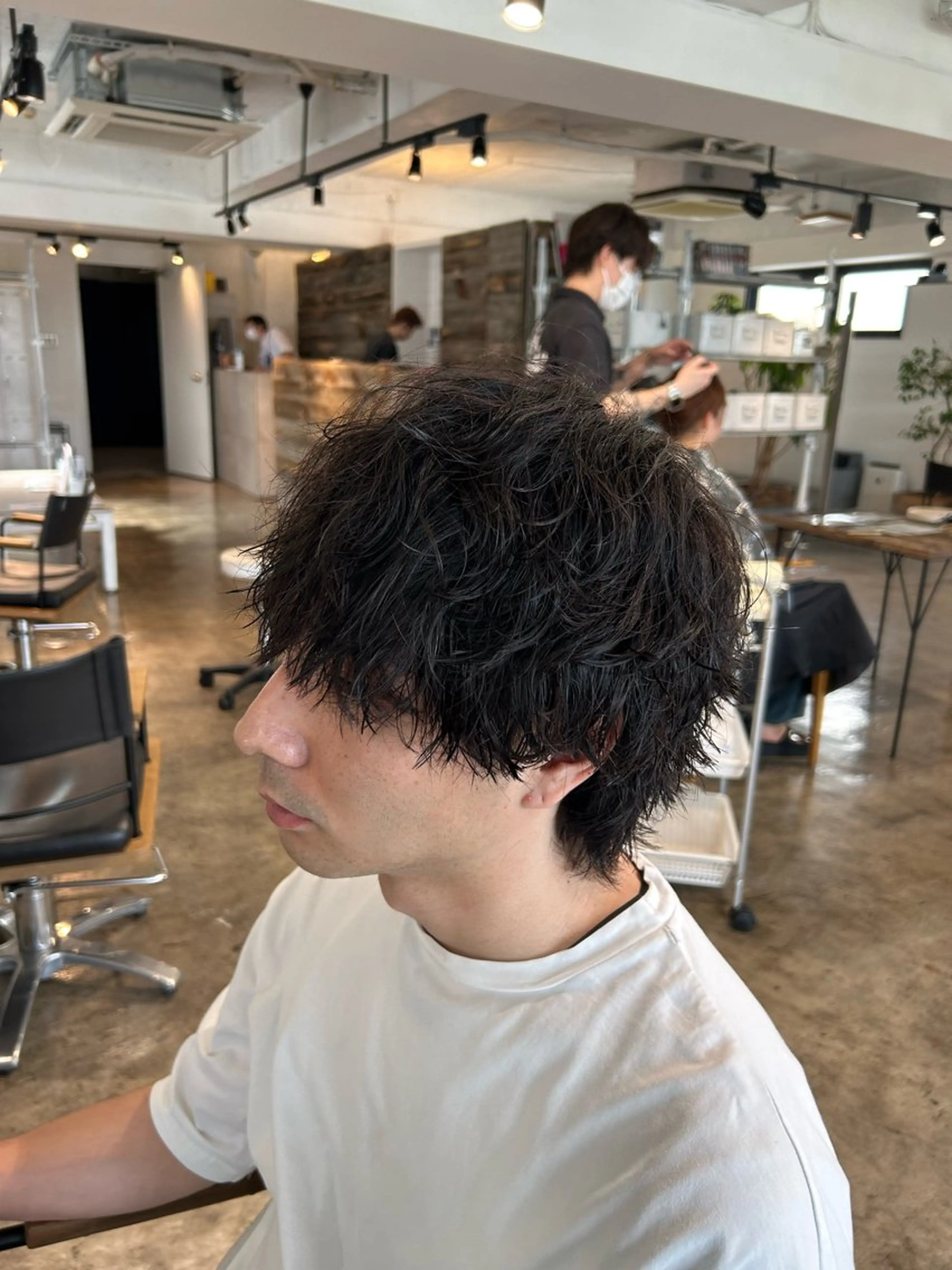 ショート パーマ メンズ センターパート ダウンパーマ カルマパーマ メンズ韓国風 マッシュウルフ カット 名駅/フェザーパーマ 韓国ヘア/森岡のヘアスタイル