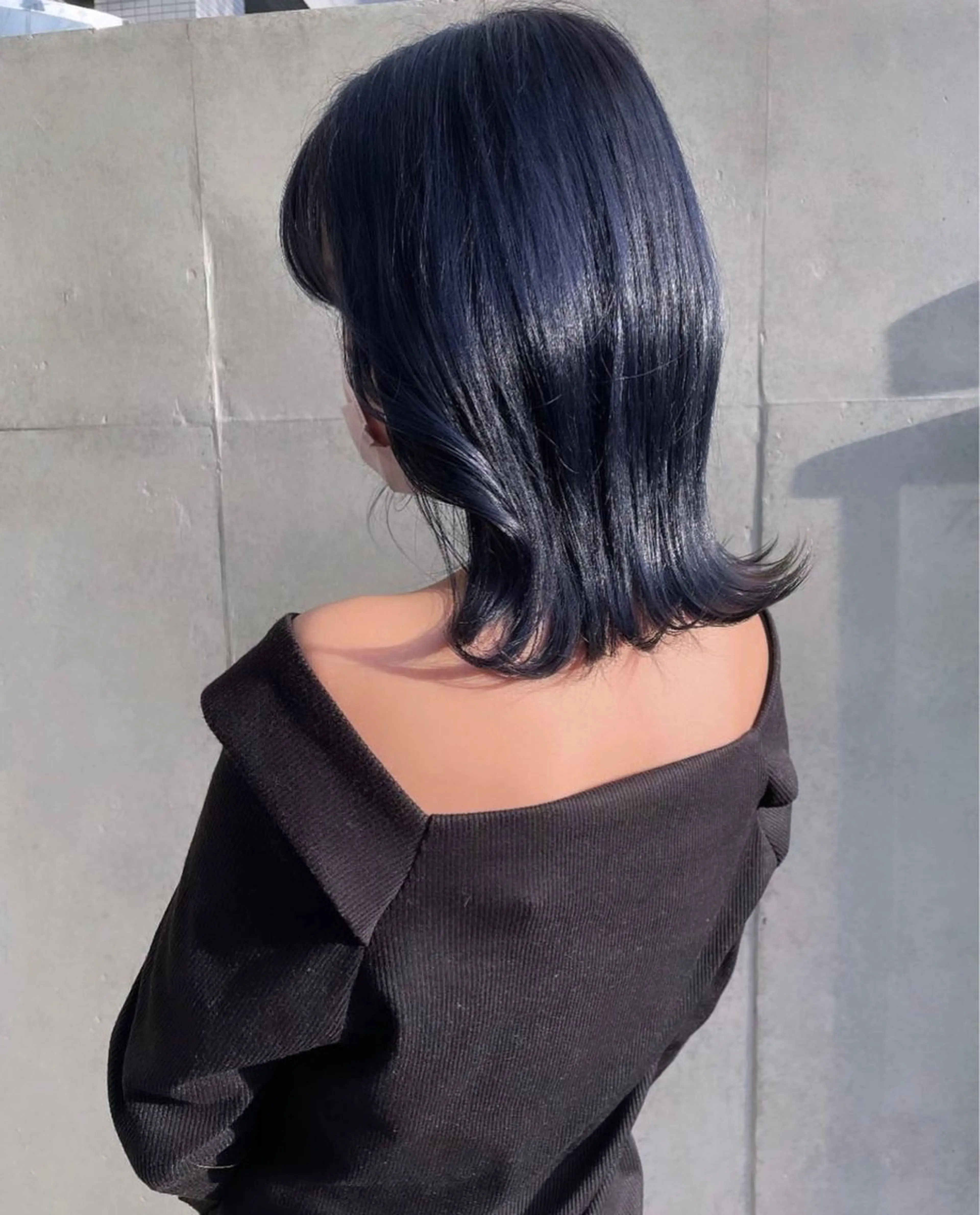 ミディアム カラー 黒髪 ブリーチ ブルーカラー ブルーブラック ハイトーンカラー フクダ ジュリのヘアスタイル