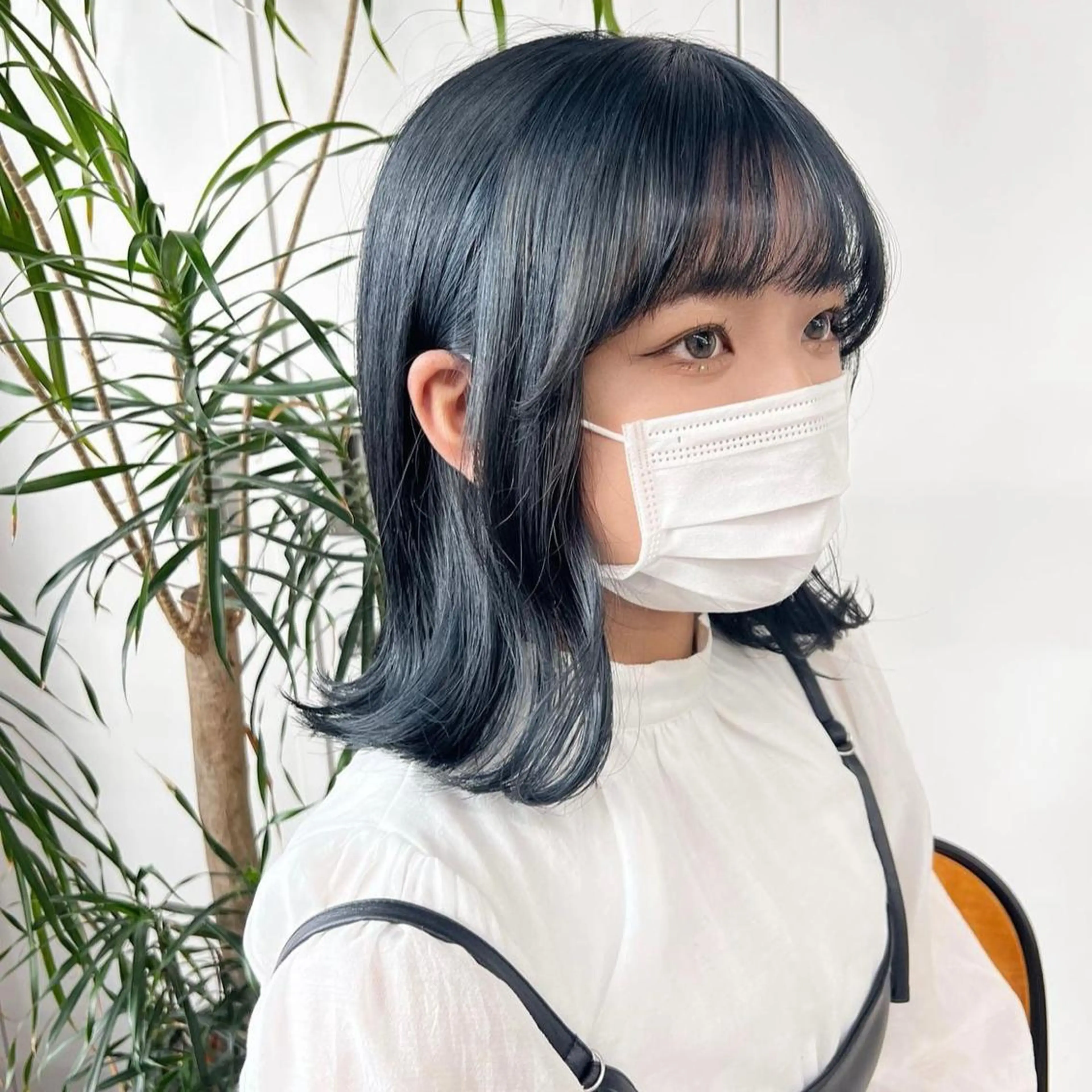 ミディアム カラー 黒髪 ブルーカラー ブルーブラック カット ヘアカラー トリートメント 韓国ヘア /男女☘️ 細江 美紅のヘアスタイル