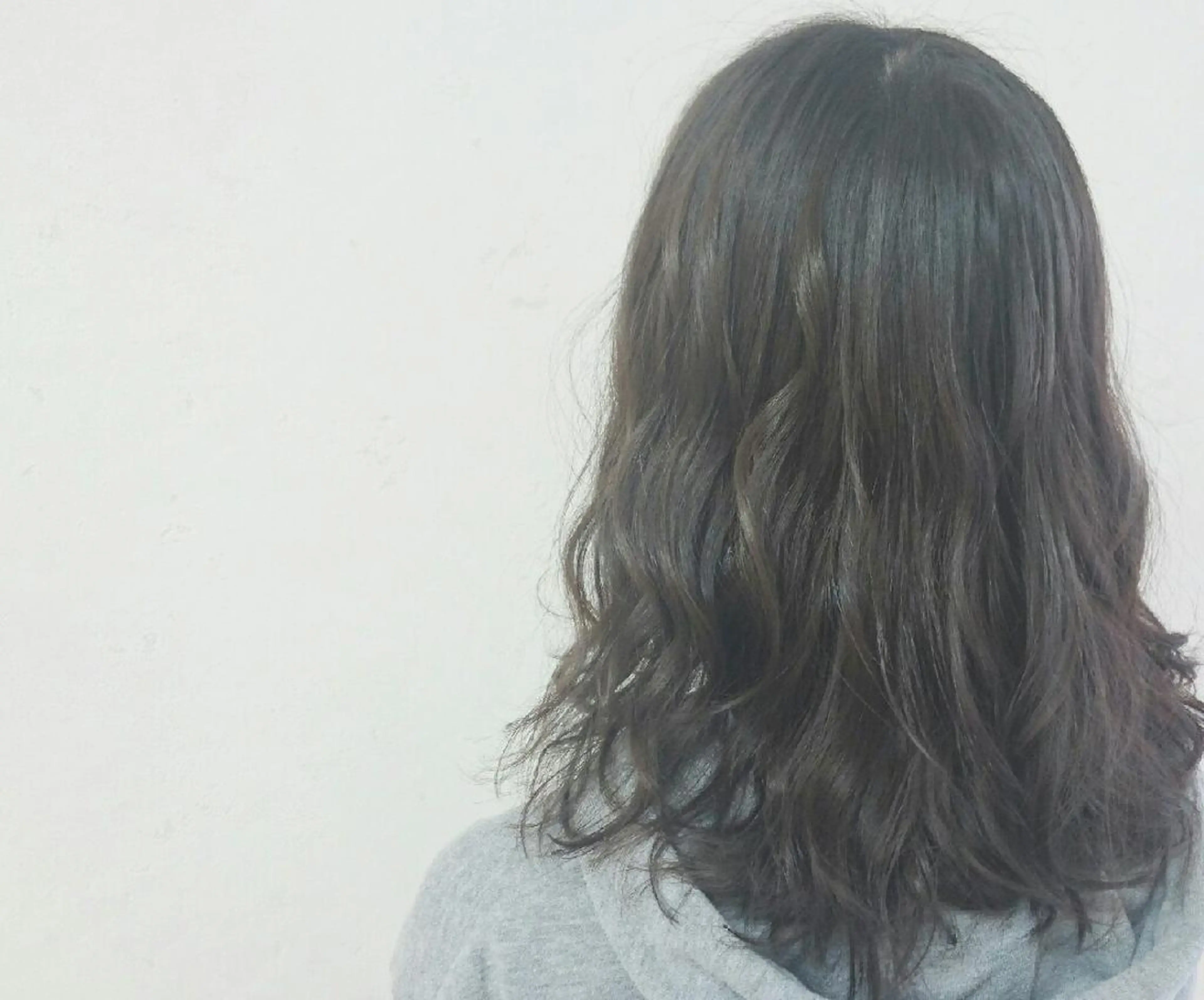 ミディアム カラー グレージュ 透明感ハイライト◎ 伊藤夏海のヘアスタイル