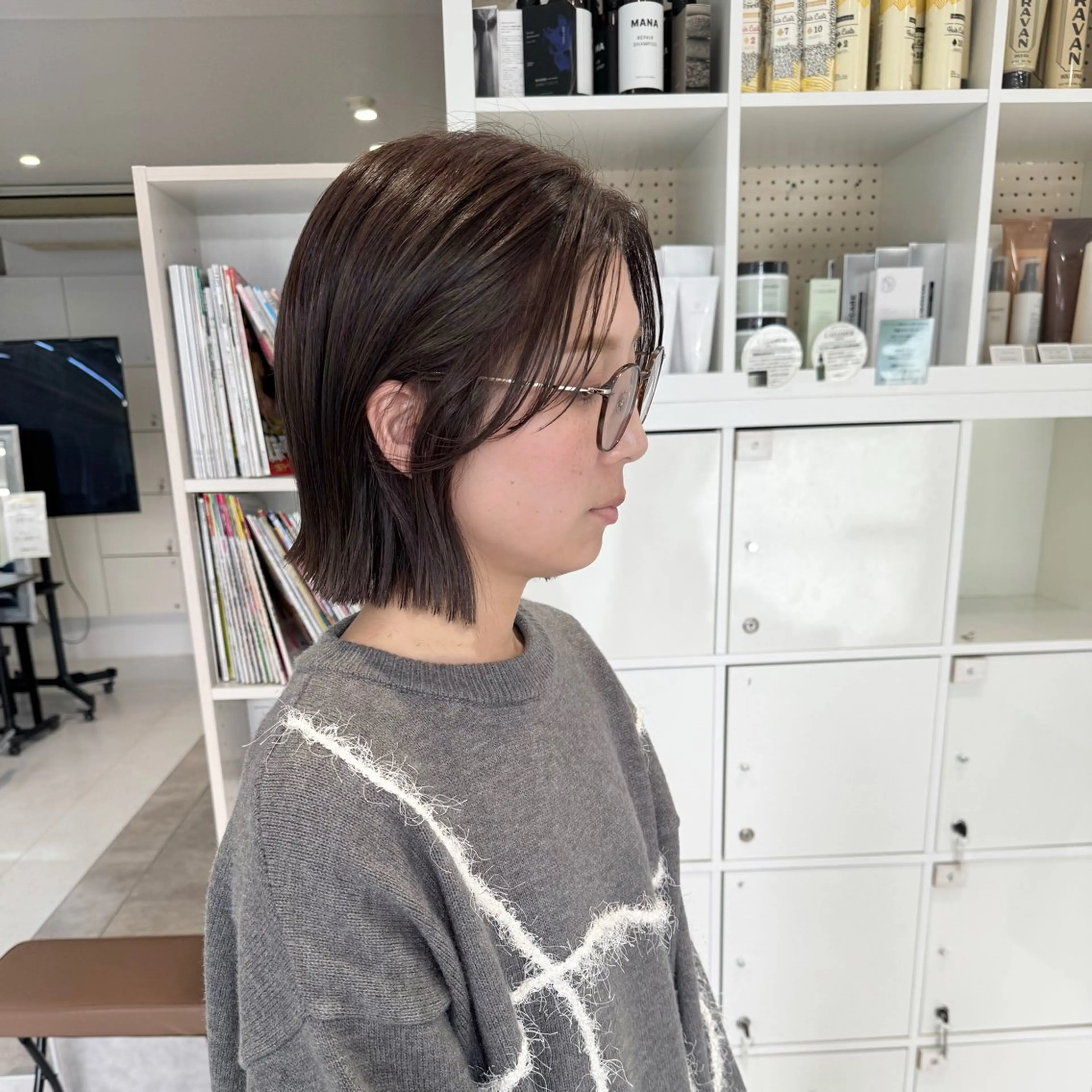 ミディアム 切りっぱなしボブ アッシュ アッシュグレー ボブ カット ヘアカラー トリートメント 会田有紀 /切りっぱなしボブのヘアスタイル