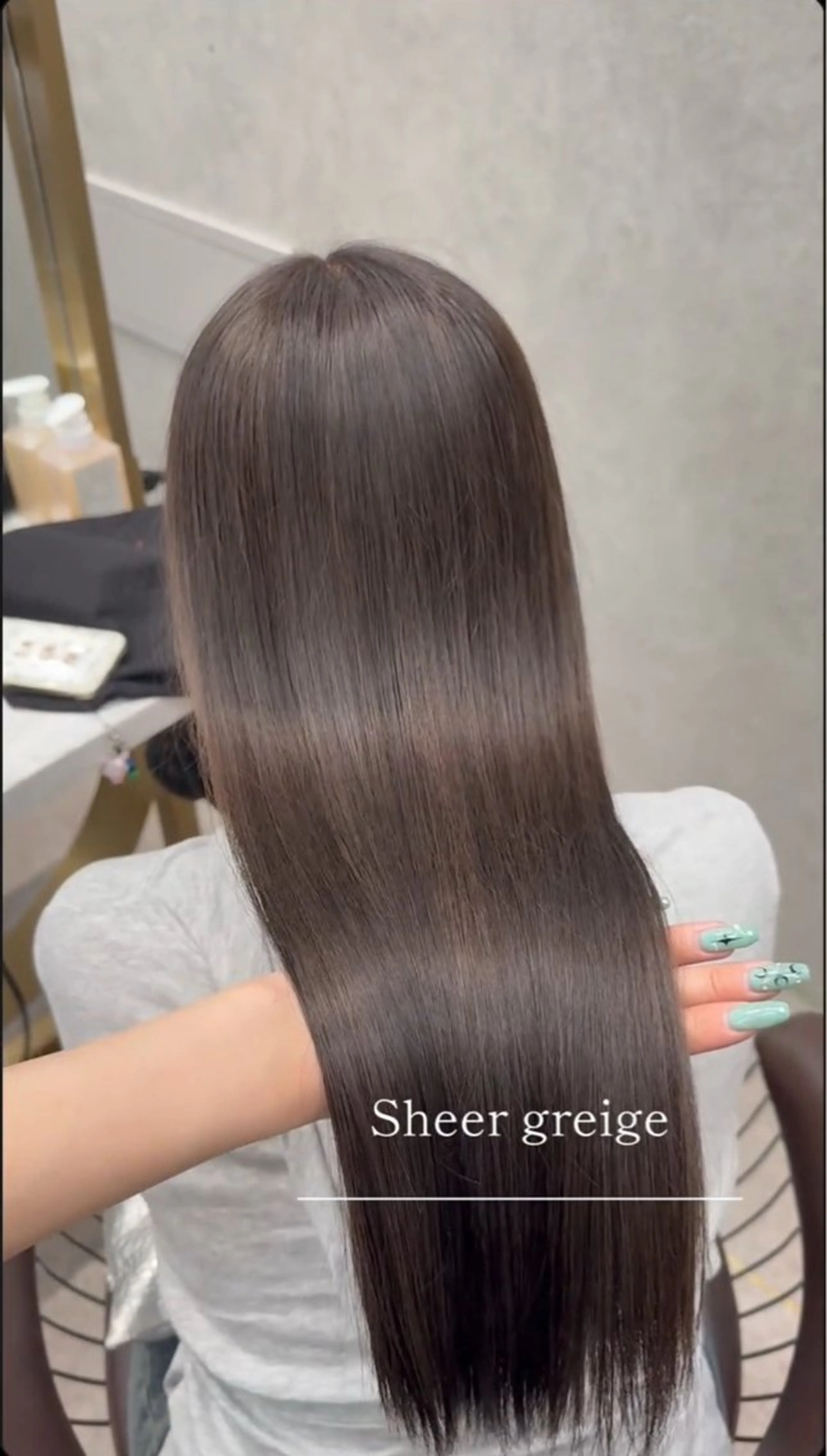 ロング ヘアカラー トリートメント Nanami / ベージュ/グレージュのヘアスタイル