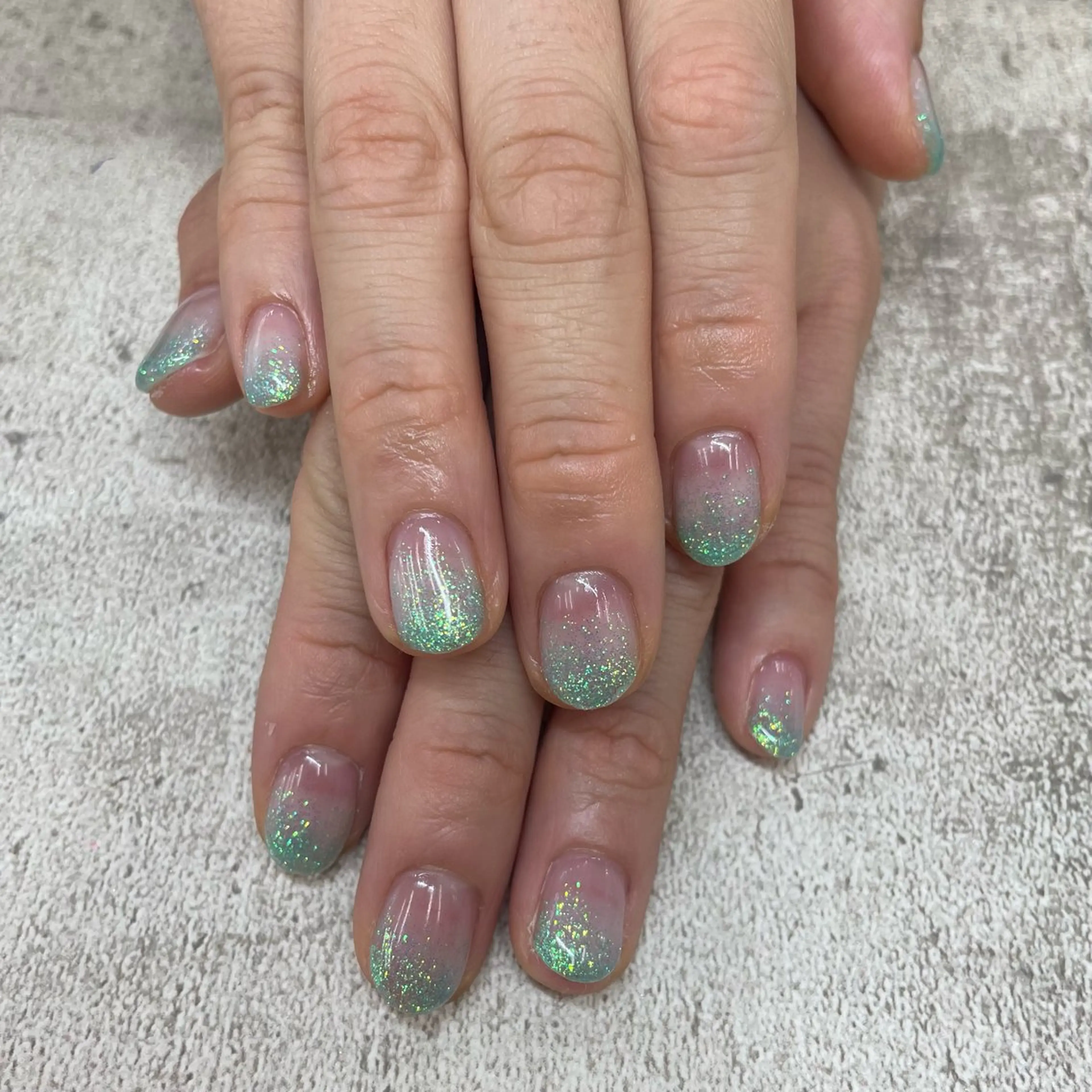 ネイル オーロラネイル グラデーション グリーン ラメ(グリッター) MAXKELLY EMIのネイルデザイン