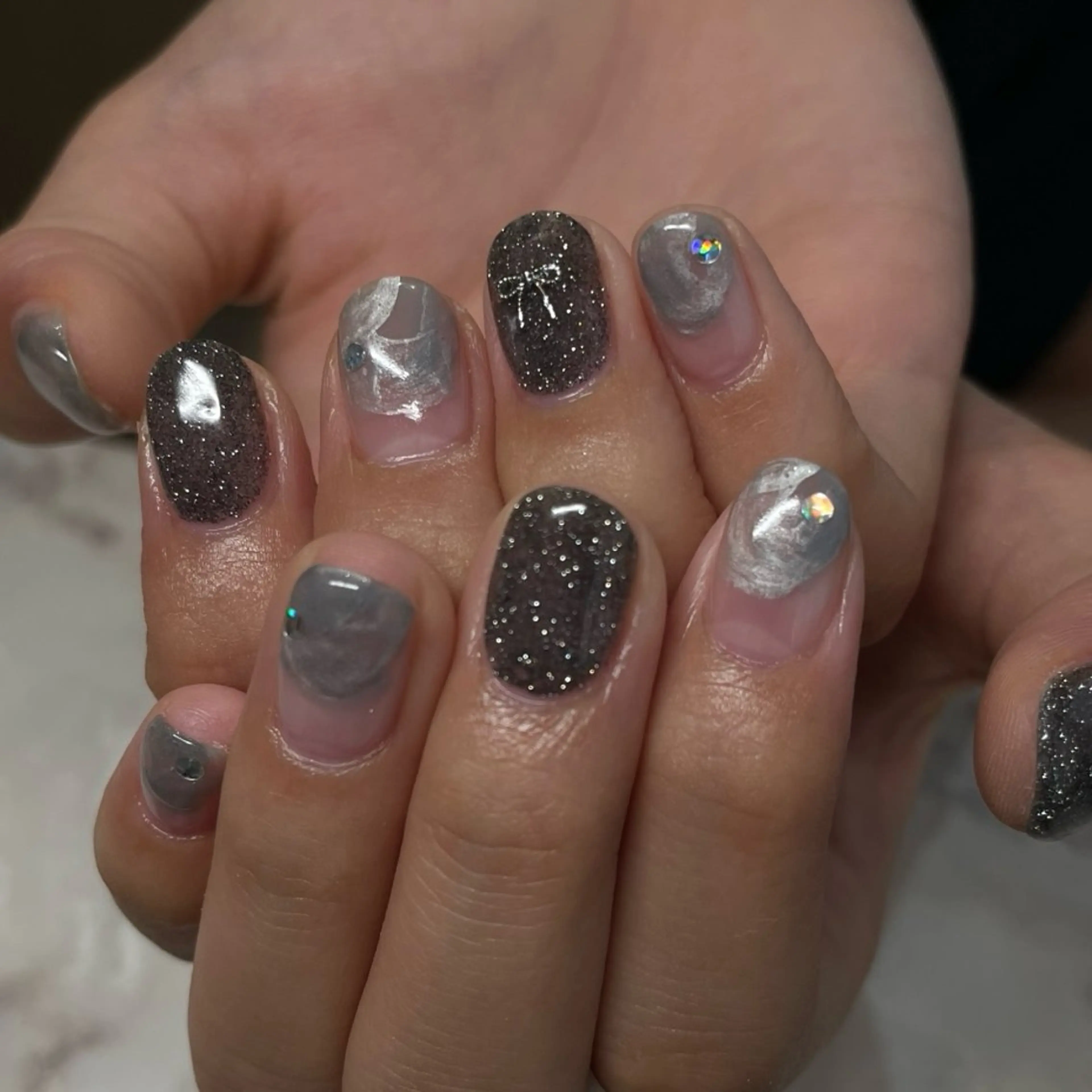 ネイル フラッシュネイル リボン シルバー ハンドネイル 🦋hana / nail / AOのネイルデザイン