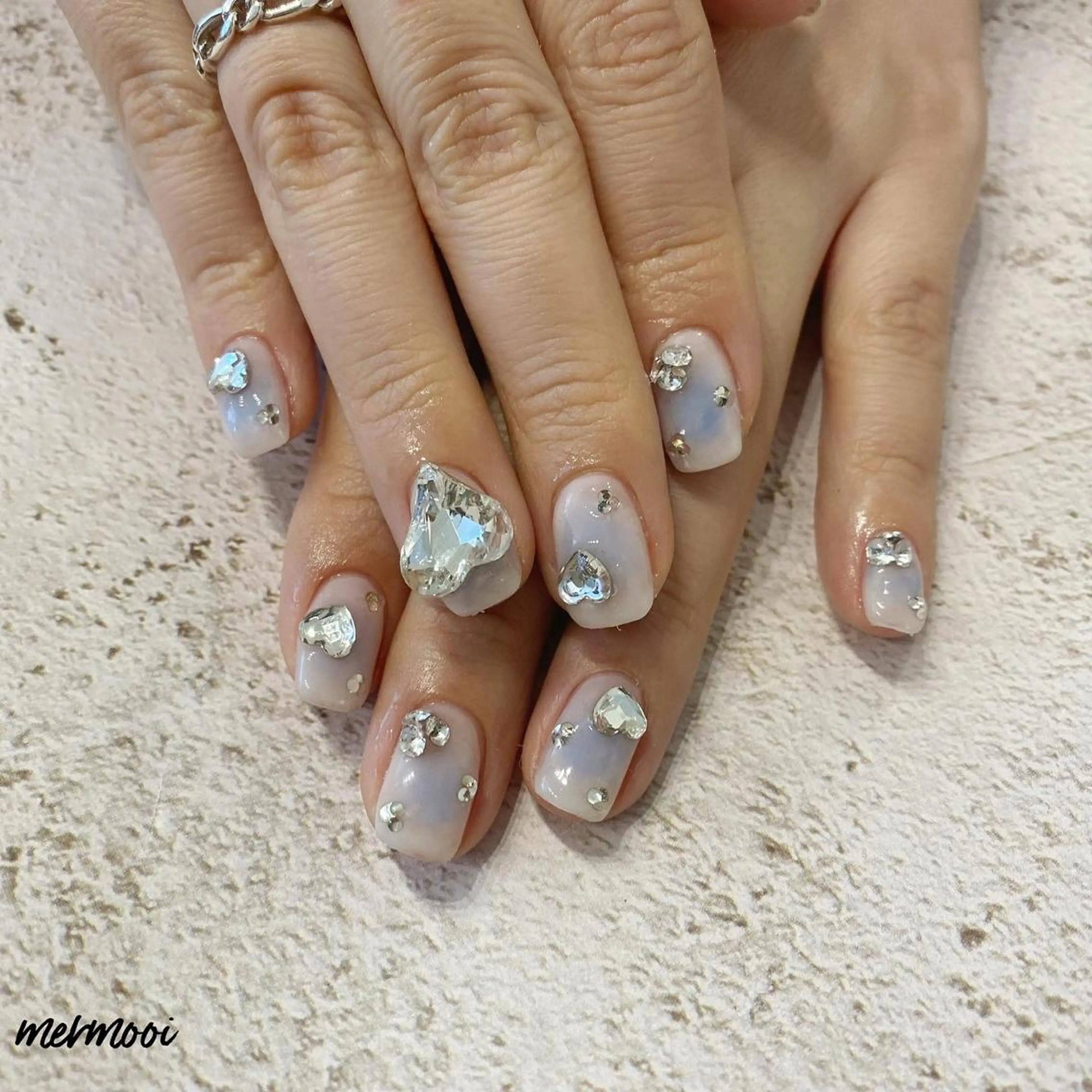 ネイル ブルー チークネイル ハート キラキラネイル ニュアンスネイル ハンドネイル melumooi nailのネイルデザイン