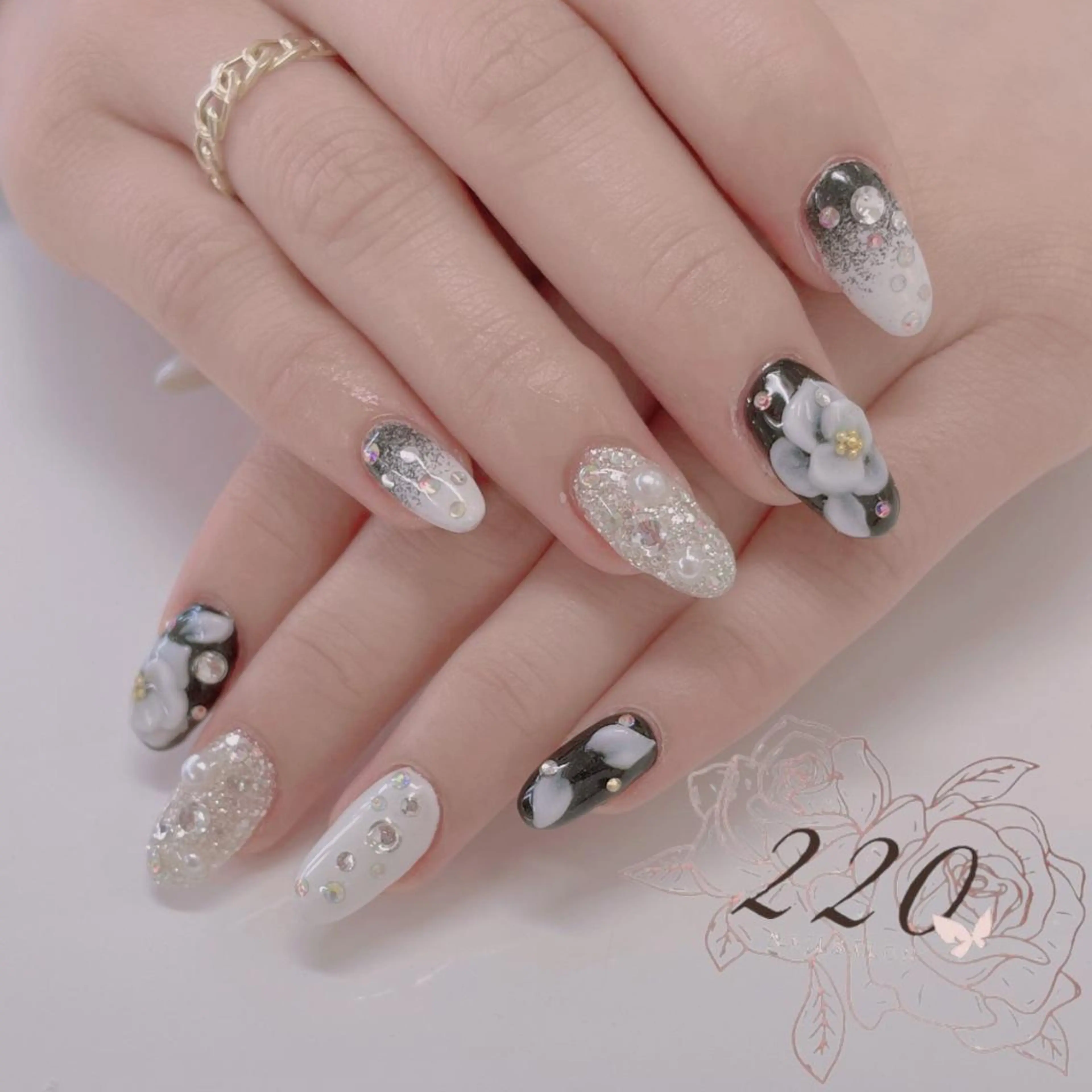 ショート ネイル 成人式 ハンドネイル nailsalon 220momokaのネイルデザイン