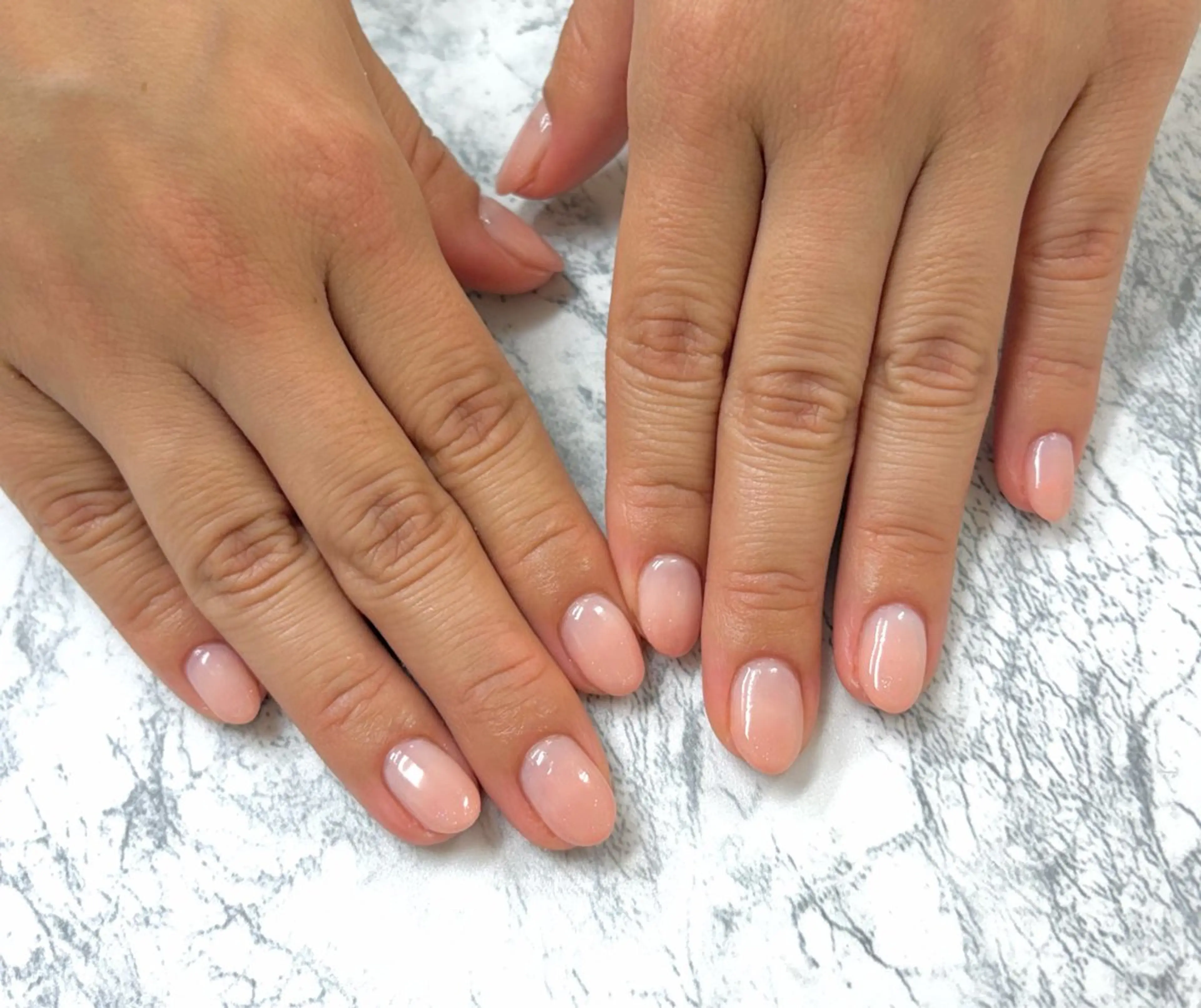 ネイル グラデーション ラメ(グリッター) ピンク ホワイト ハンドネイル iku🌷 by 上福岡らんらんのネイルデザイン