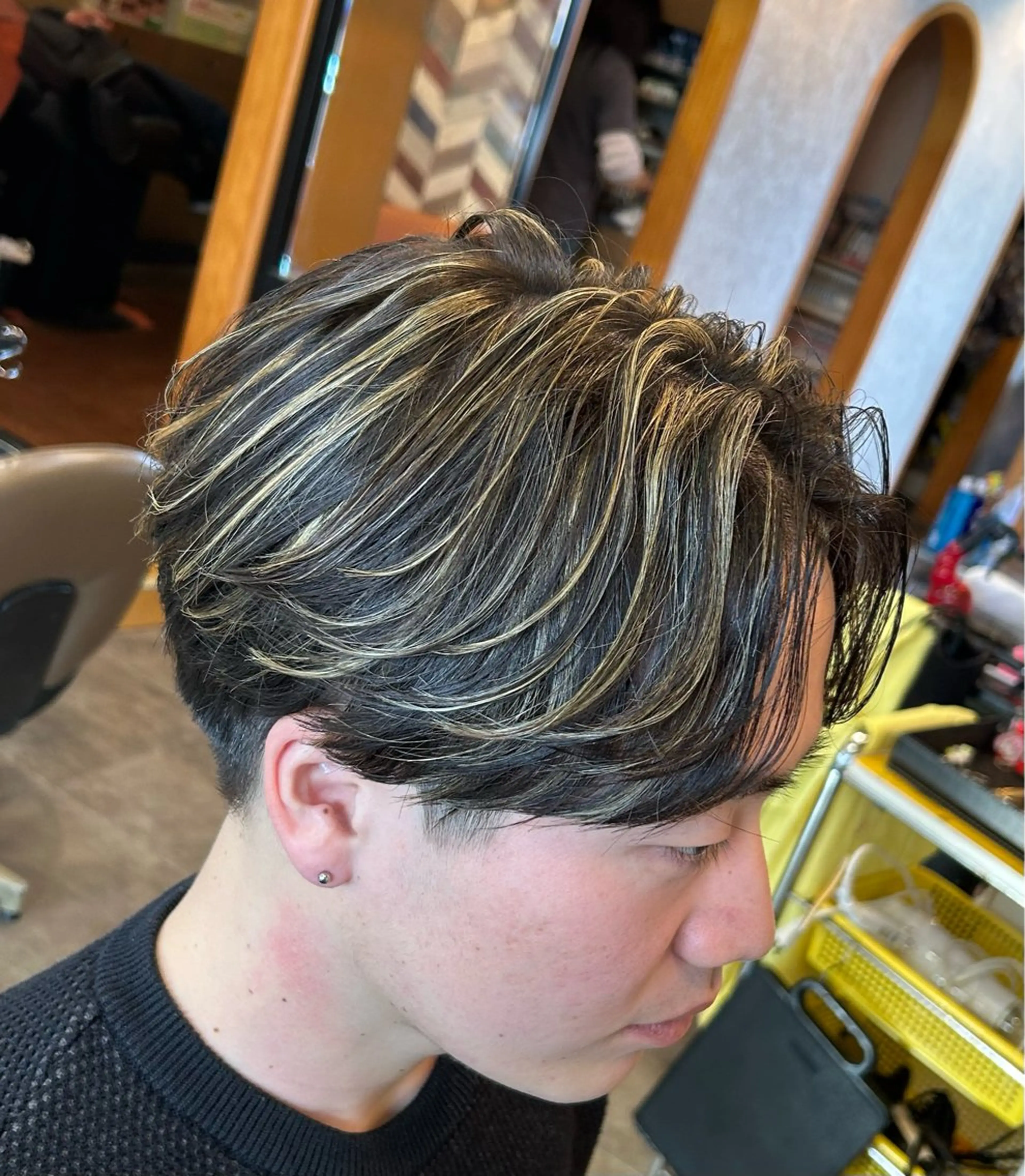 カラー メンズ センターパート メンズメッシュ メッシュ カット ヘアカラー stylist 静音「LEON」のヘアスタイル