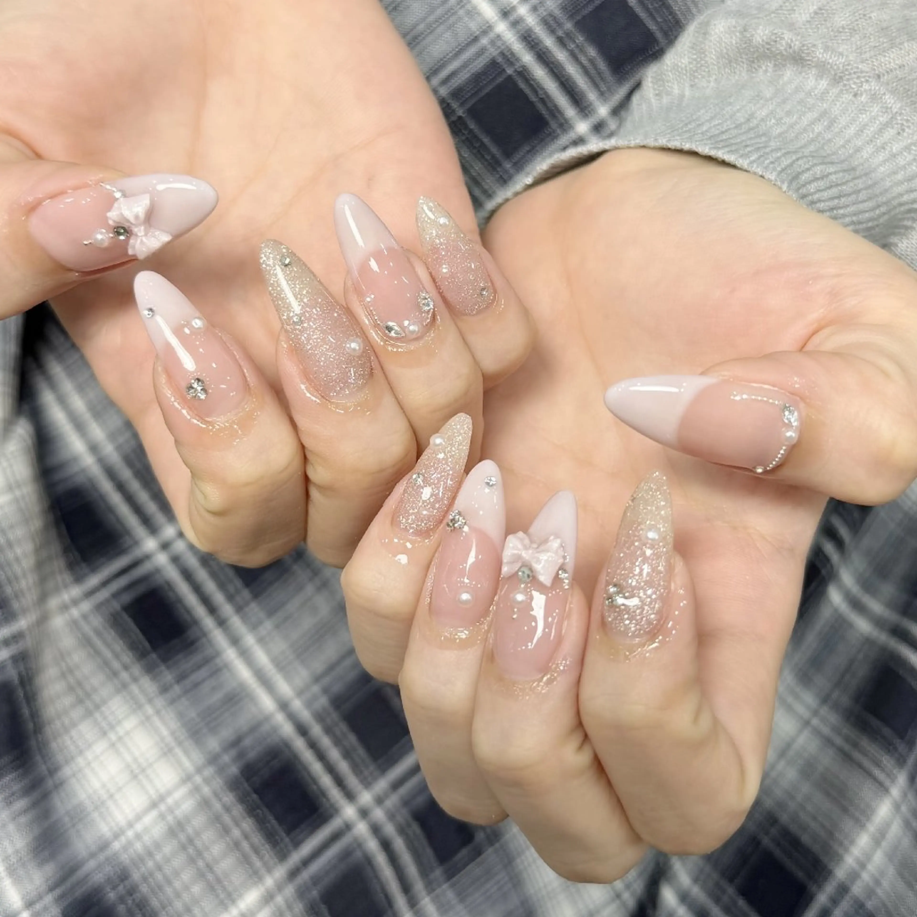ネイル チークネイル フレンチネイル ジェルネイル ガーリー キラキラネイル ハンドネイル UM Nail Salonのネイルデザイン