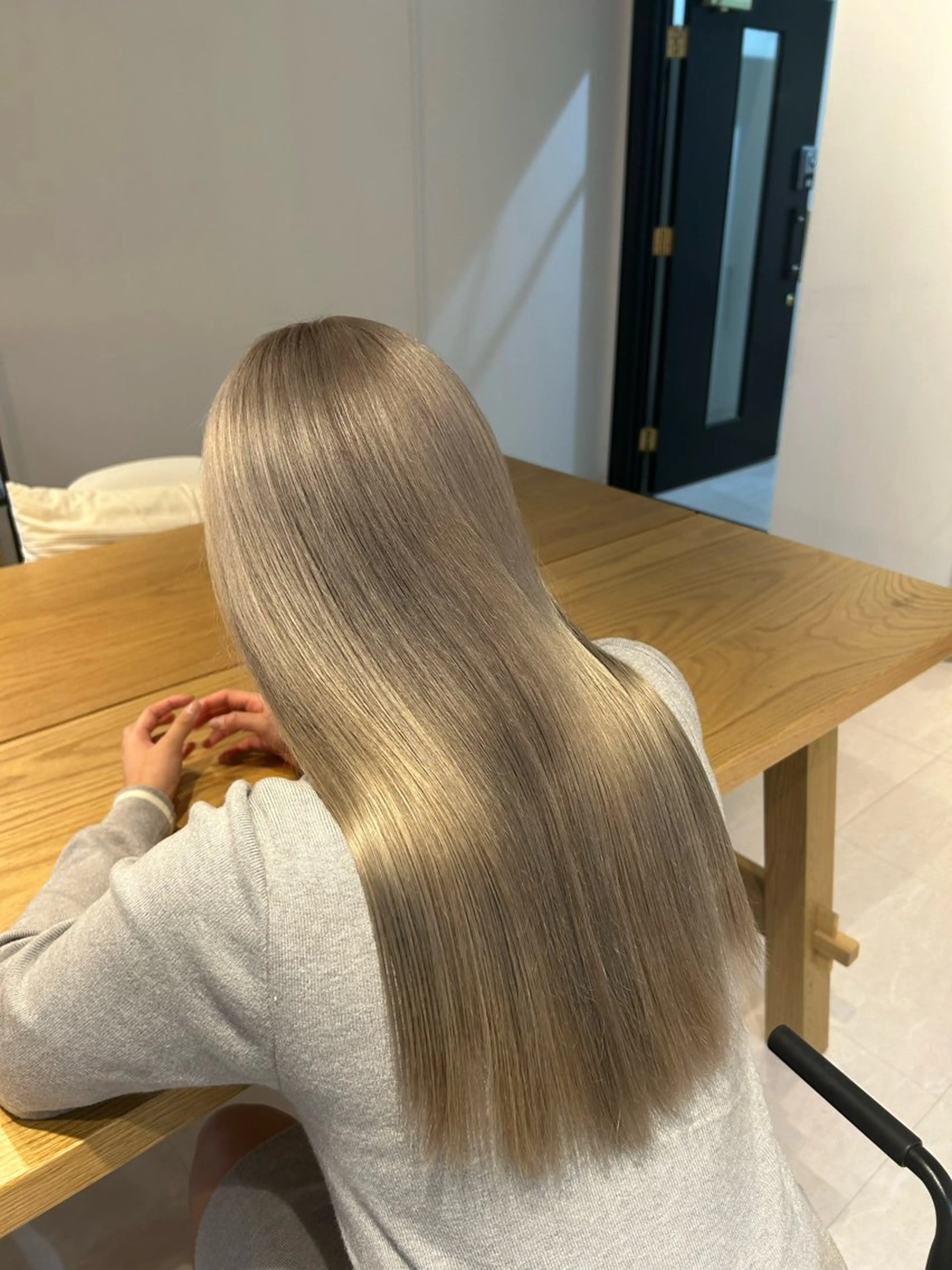 カラー ニトウ レイナのヘアスタイル