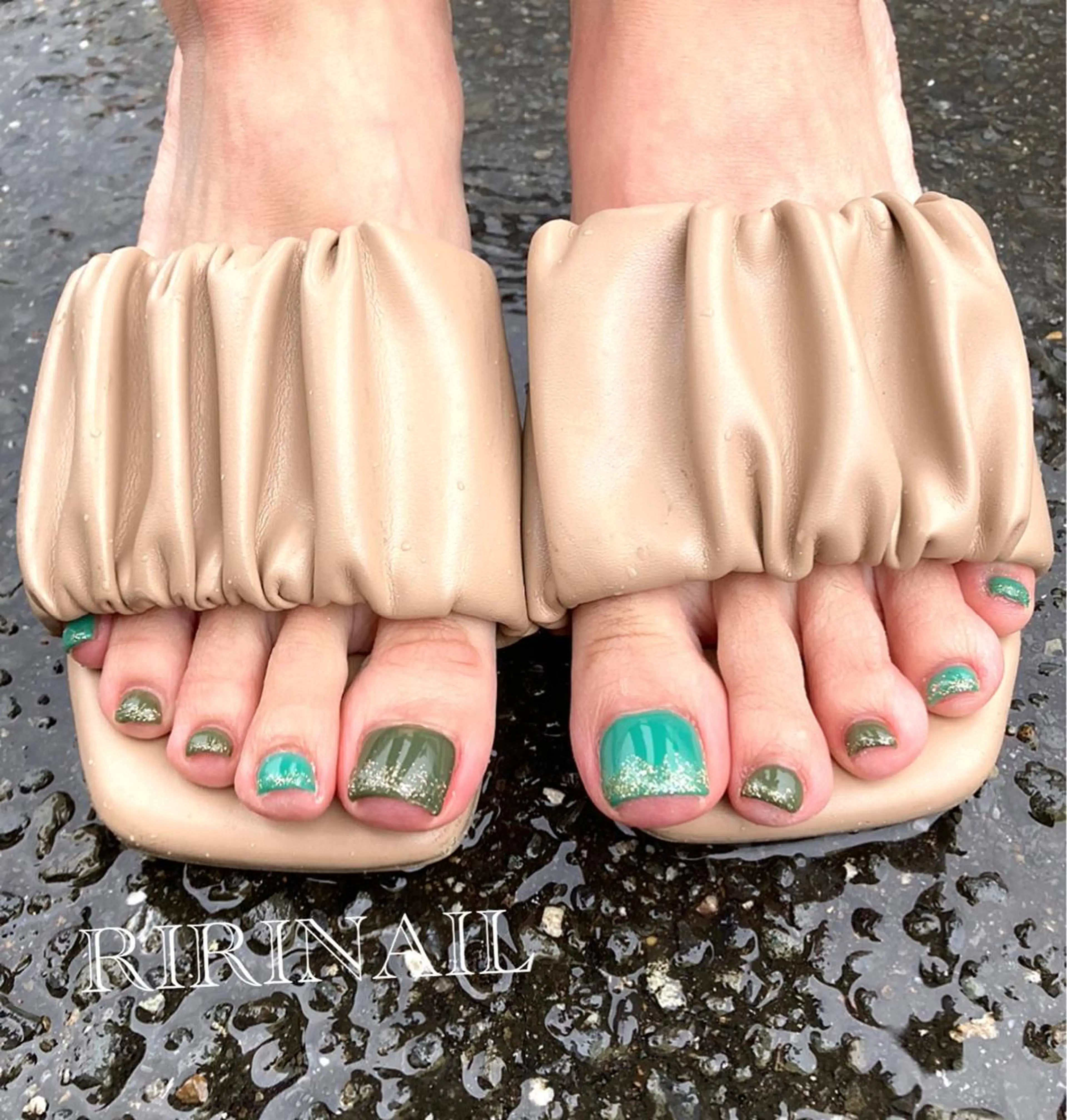 ネイル グリーン キラキラネイル ラメ(グリッター) シンプルネイル フットネイル RIRI NAIL♡のネイルデザイン
