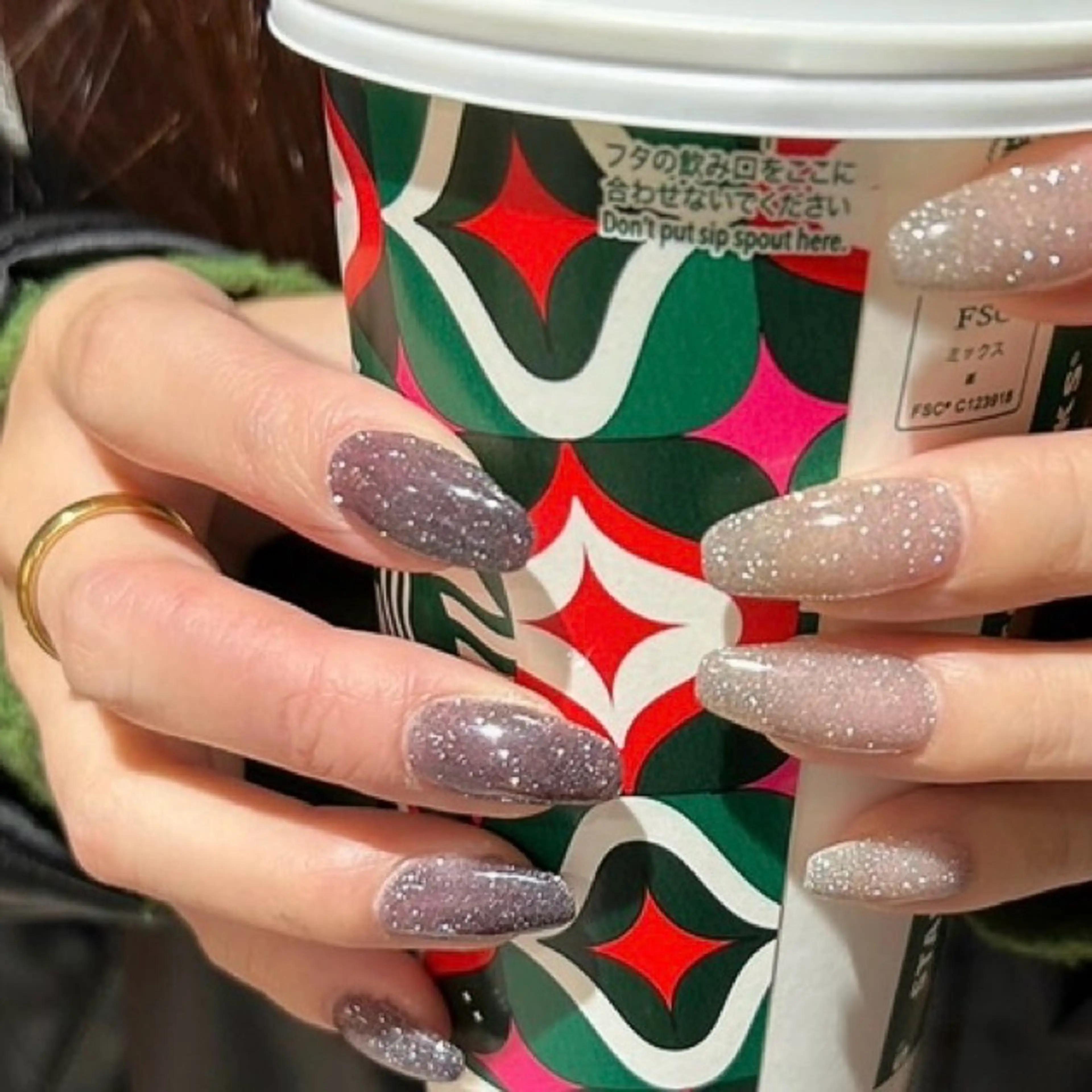 ネイル ハンドネイル 𝗺𝗮𝗸𝗶 .のネイルデザイン