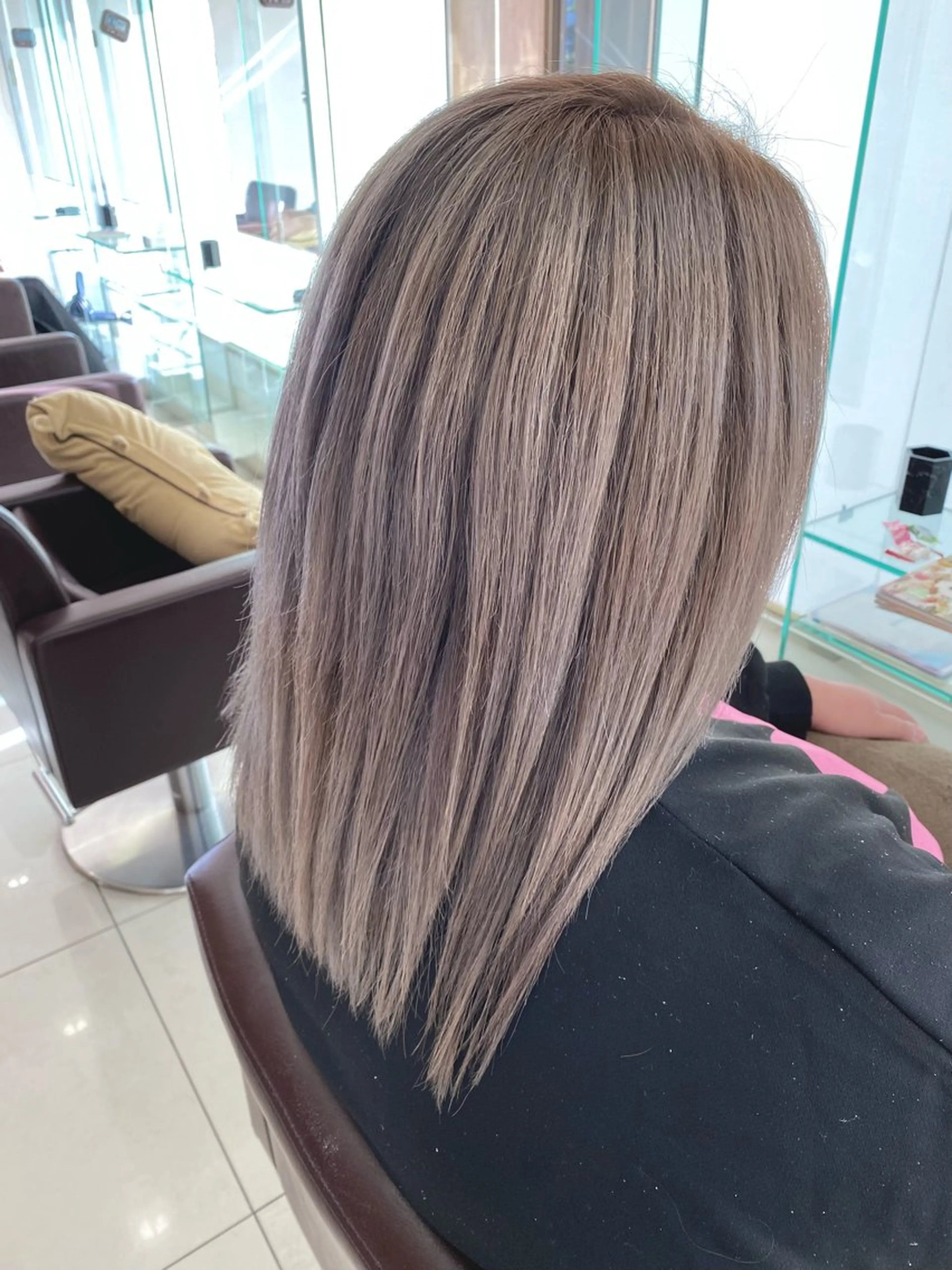 セミロング カラー 小坂 麻綾のヘアスタイル