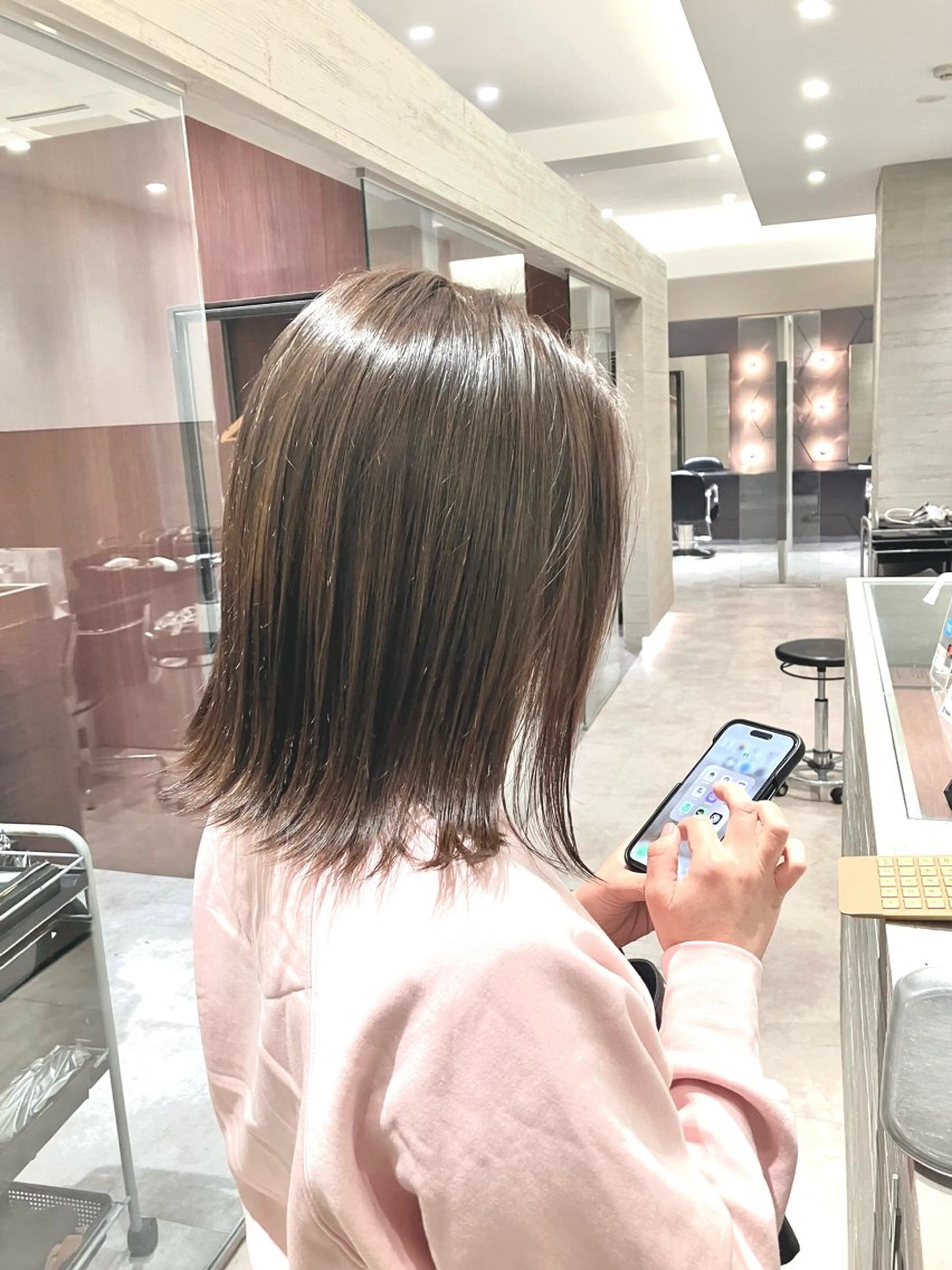 ミディアム カラー イルミナカラー ボブ サキ🤍ハイトーン 🩰くびれ巻きヘアのヘアスタイル