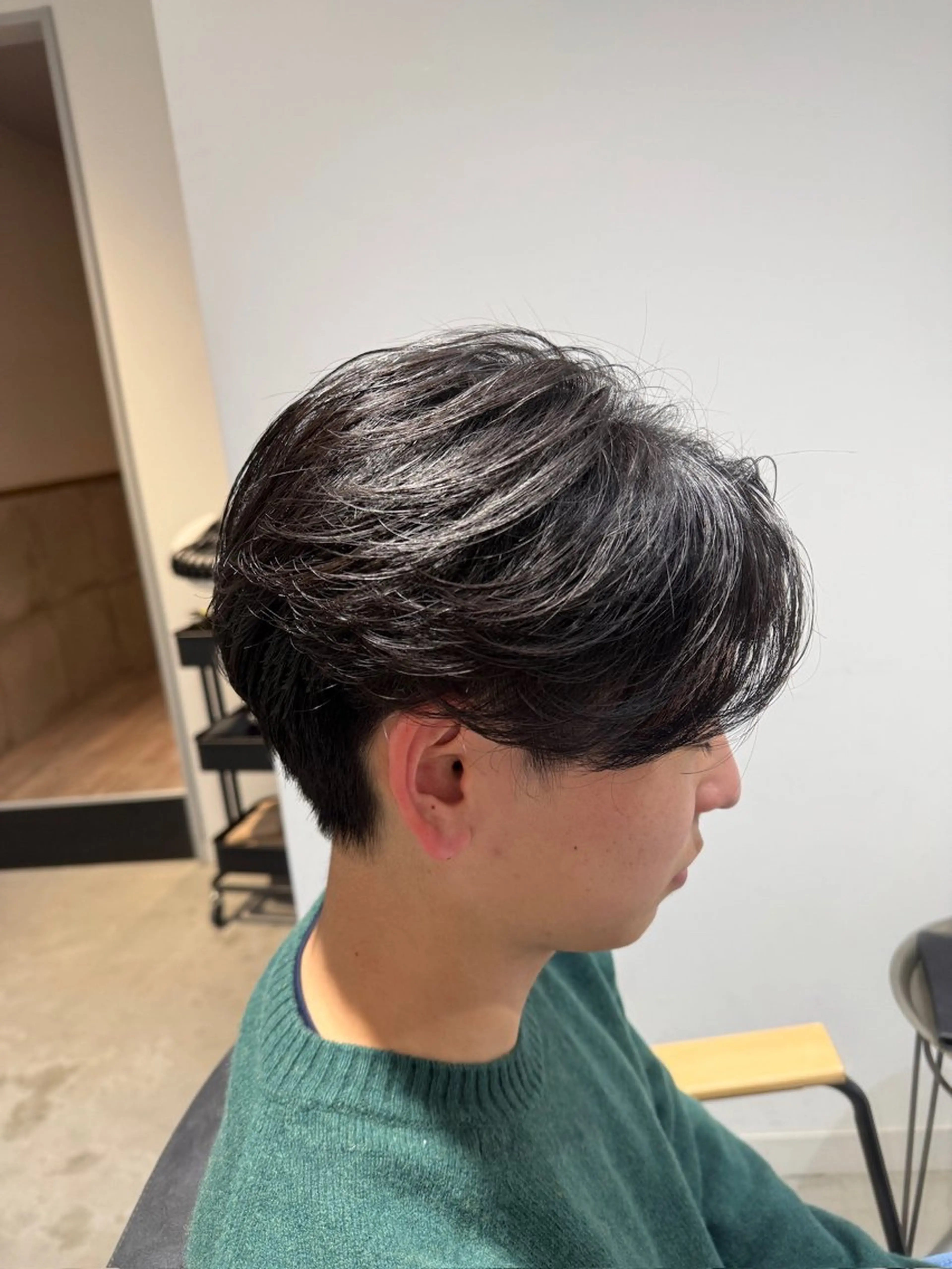 ショート パーマ メンズ センターパート フェザーパーマ メンズ韓国風 メンズパーマ 韓国風ヘア カット パーマ メンズカットパーマ ✂️ JOYAのヘアスタイル