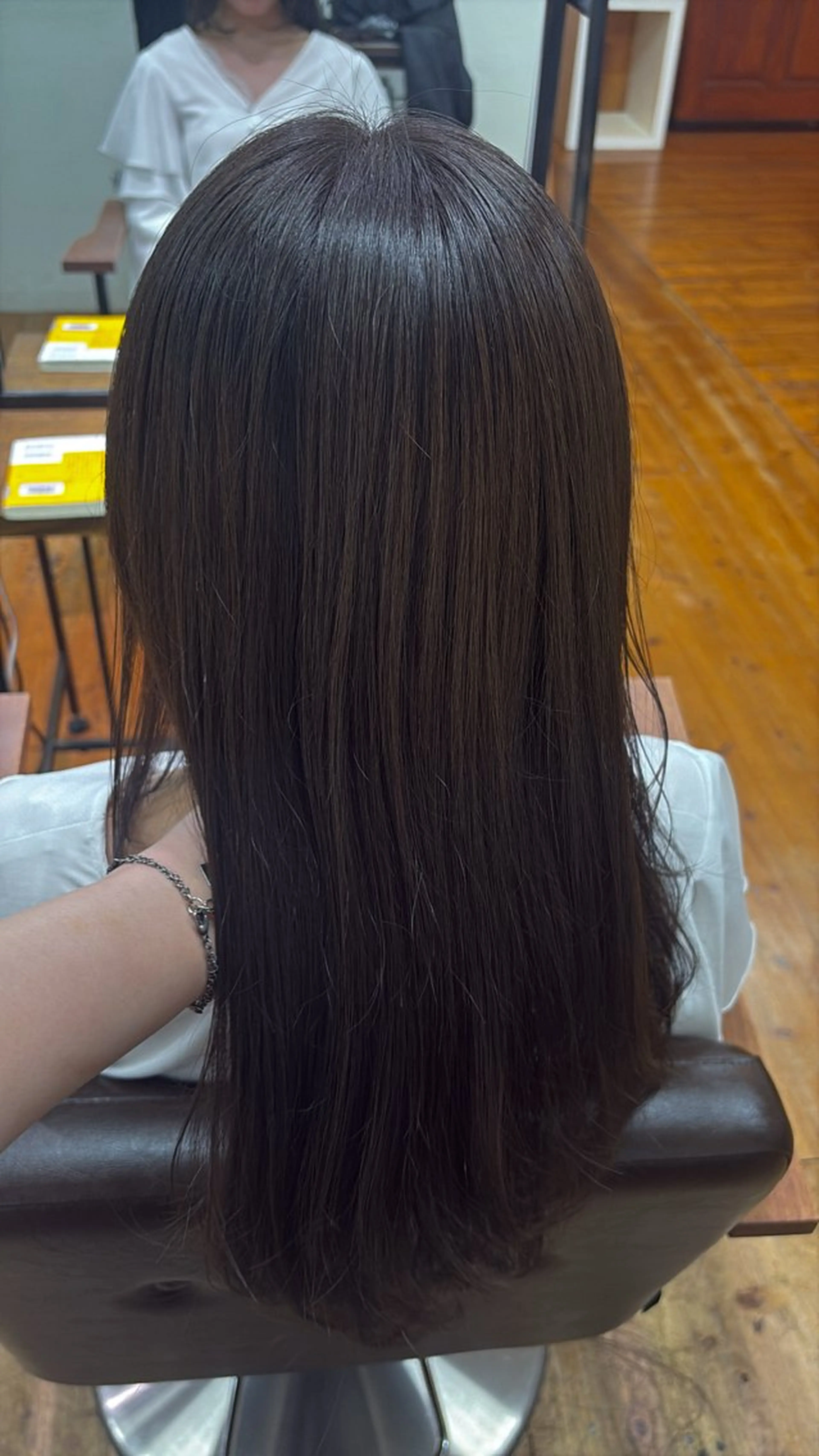 ロング カラー オリーブグレー レイヤーカット トリートメント 淀 小南津のヘアスタイル