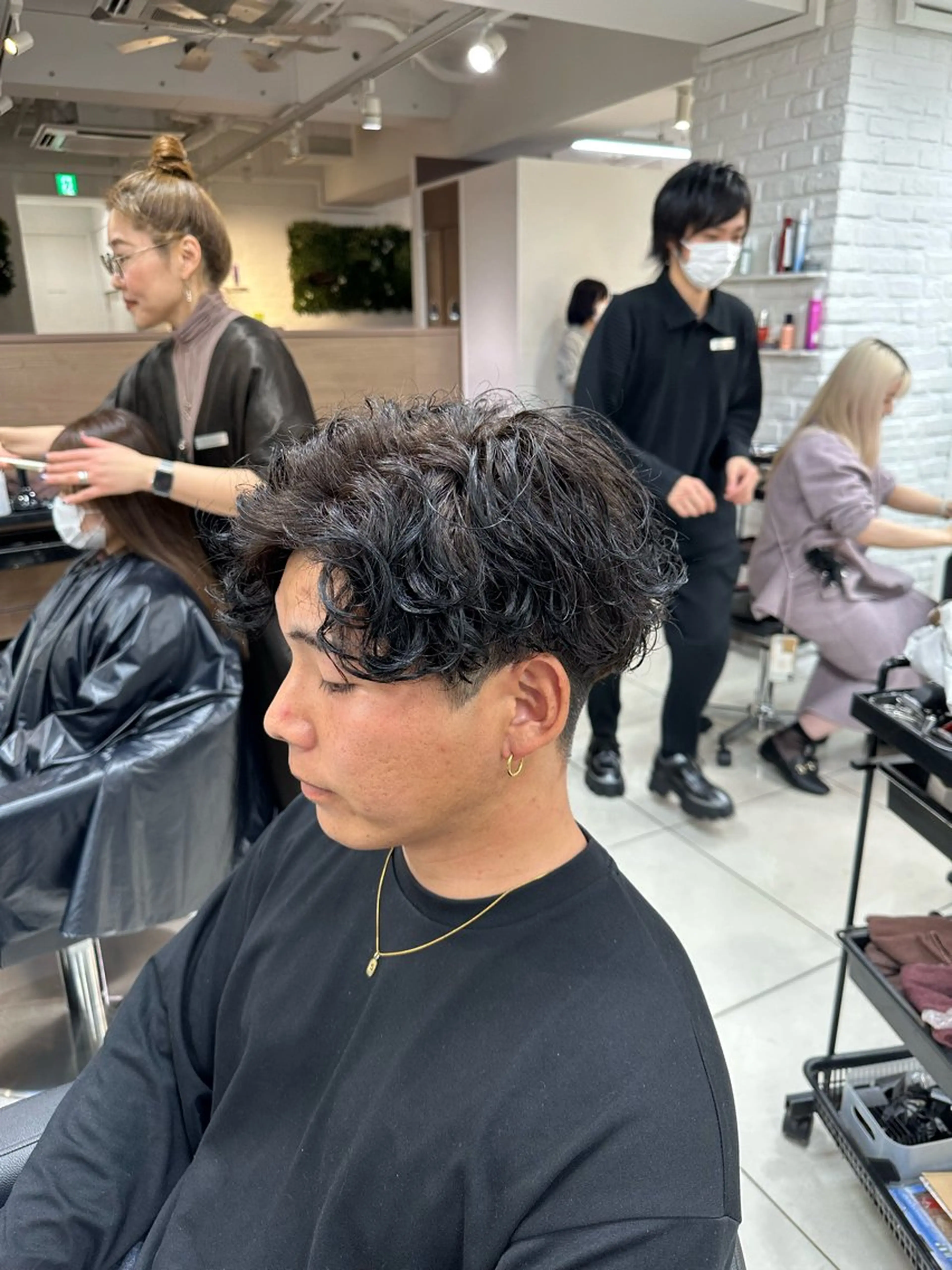ショート パーマ メンズ センターパート 波巻きパーマ カット パーマ トリートメント フェザーパーマ職人 🪶ryosukeのヘアスタイル