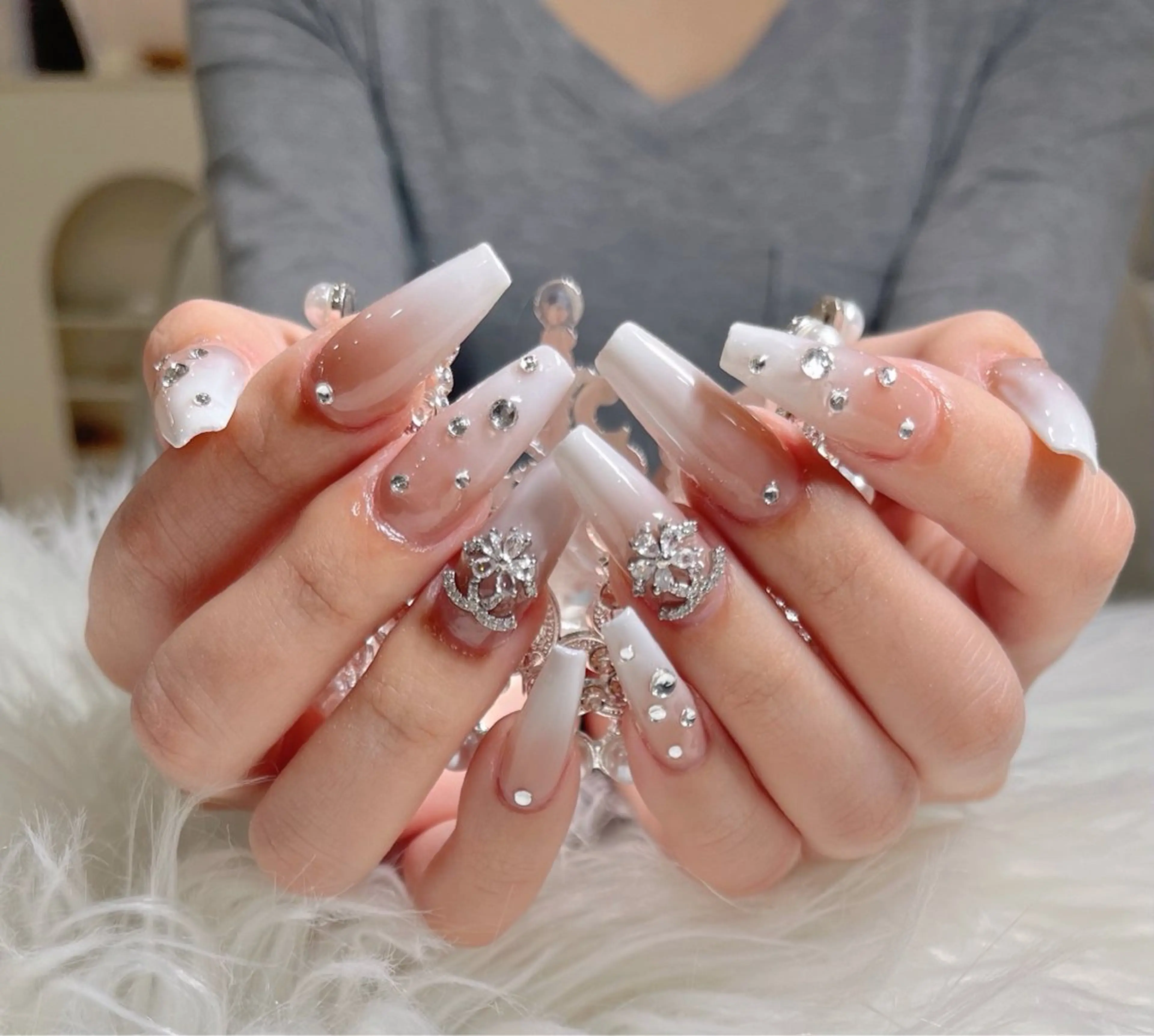 ネイル グラデーション ストーンネイル ハンドネイル FLY Nail Salonのネイルデザイン