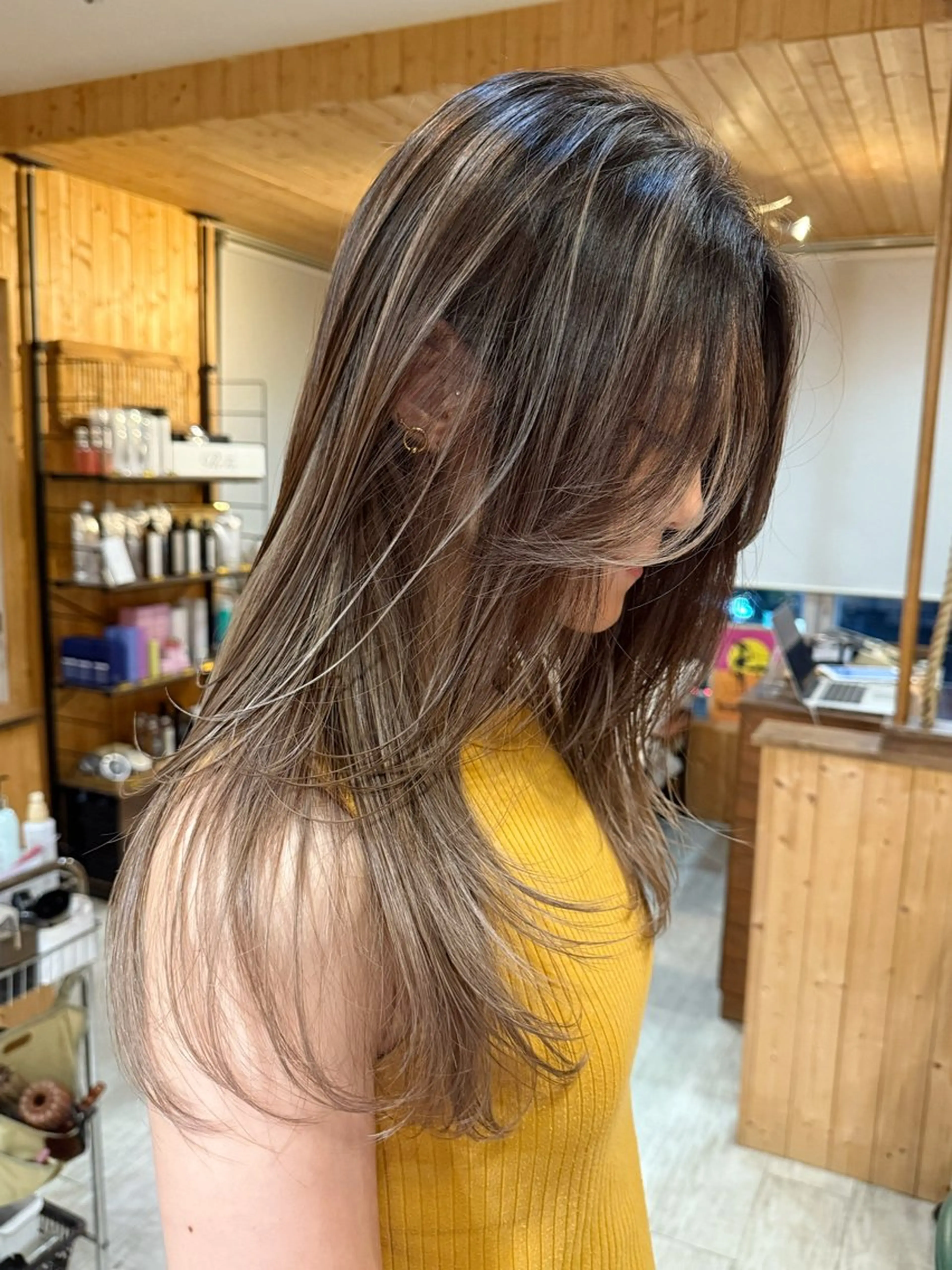 セミロング 韓国レイヤー外国人風 透明感カラー髪質改善のヘアスタイル