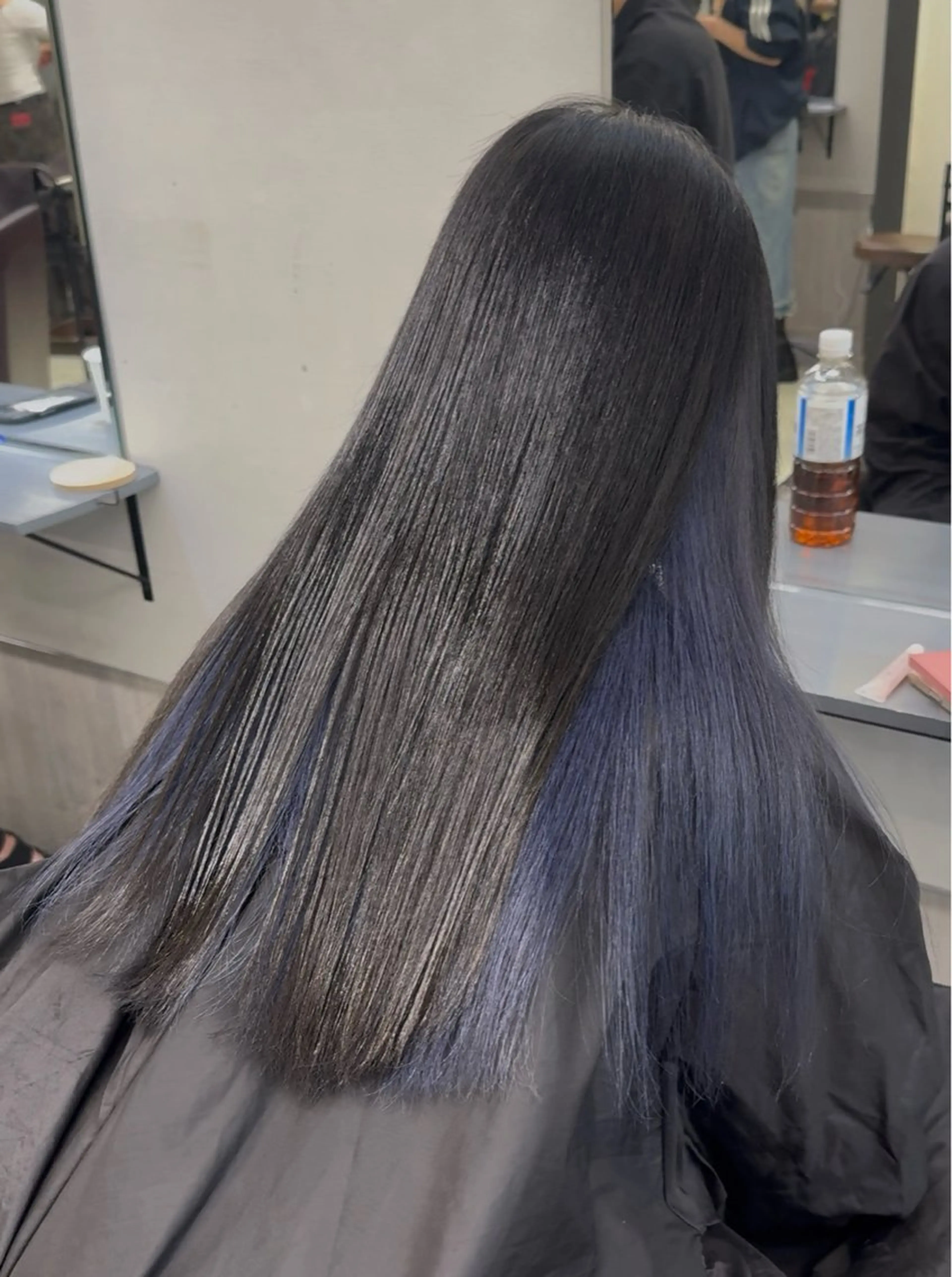 ロング 赤みなしオリーブ ハイトーン×レイヤーのヘアスタイル