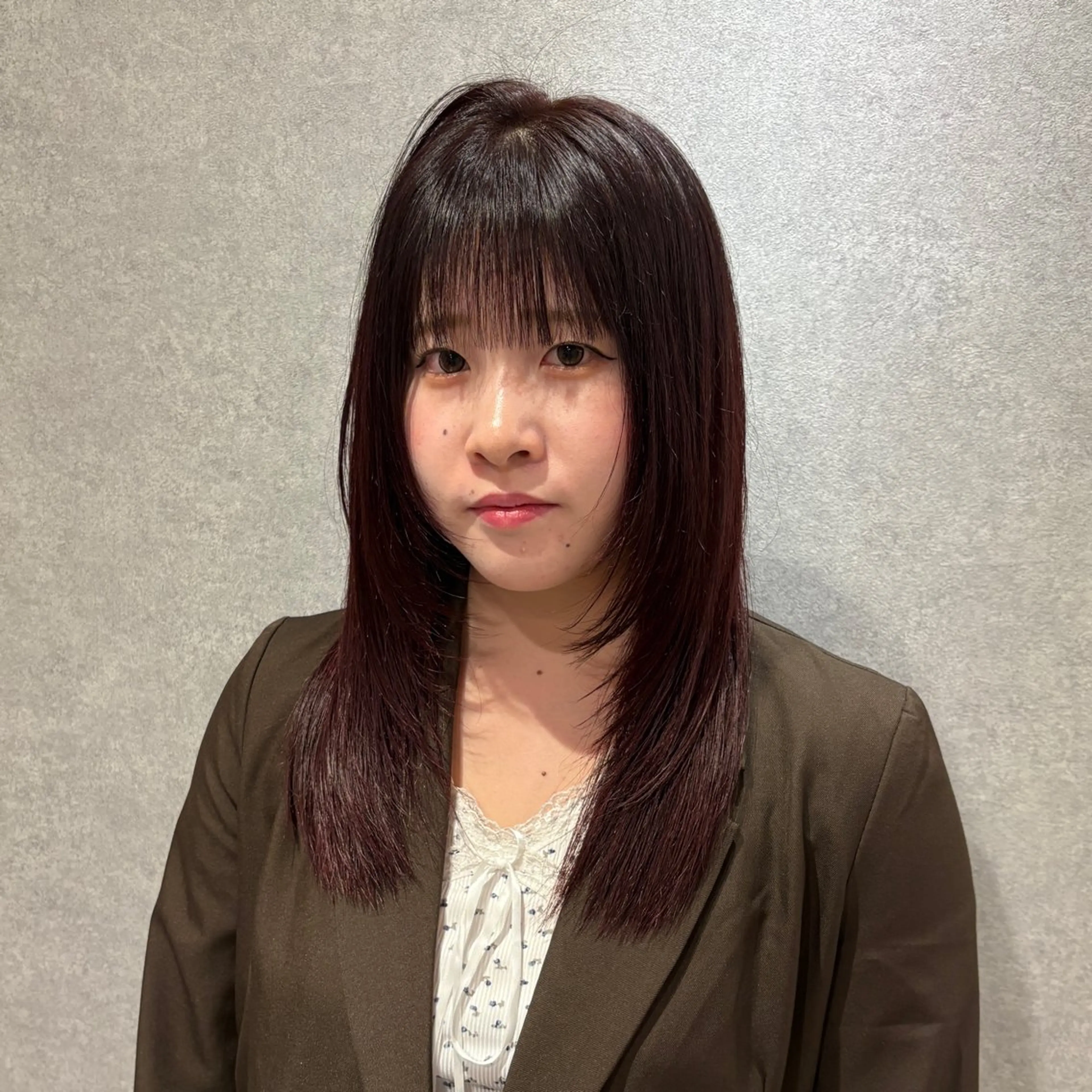 セミロング カラー ブリーチ ボルドーカラー グラデーションカラー レイヤーカット カット ヘアカラー トリートメント ウルフ/レイヤー/ ブリーチ/牧原歩夢のヘアスタイル