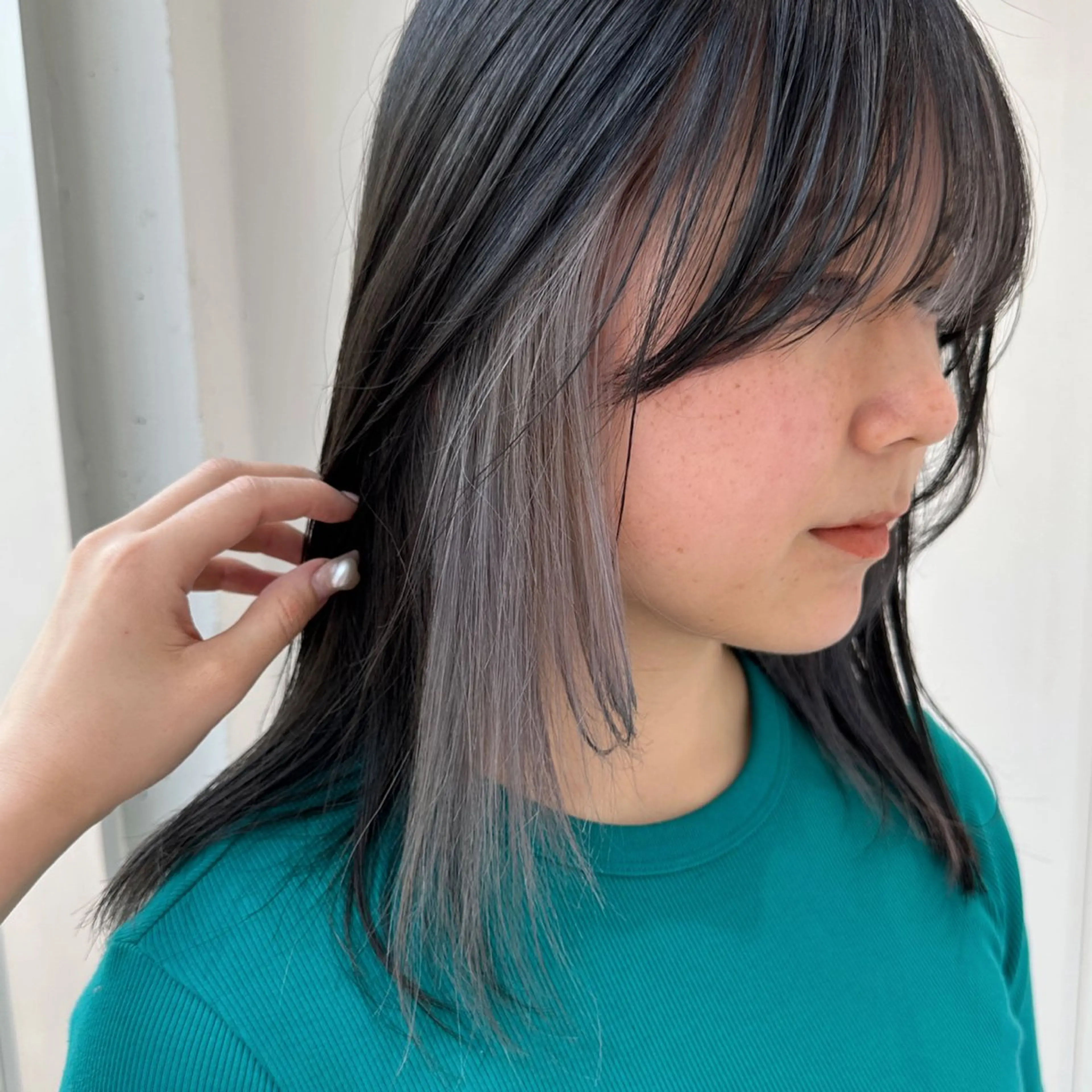 セミロング カラー シルバー 村泉 心のヘアスタイル