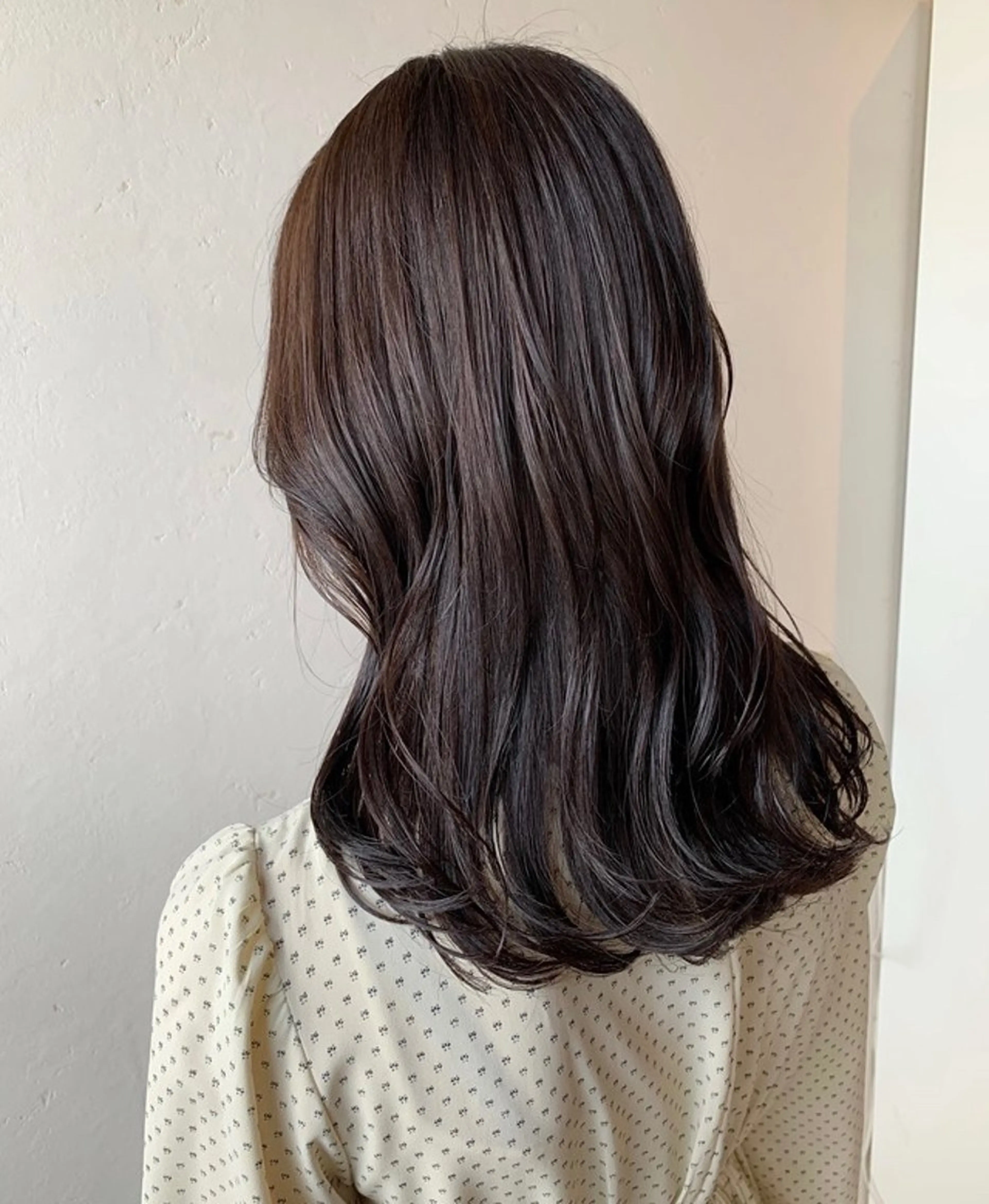 セミロング 顔まわりレイヤー レイヤーカット actor所属・ウラノ ソウシのヘアスタイル