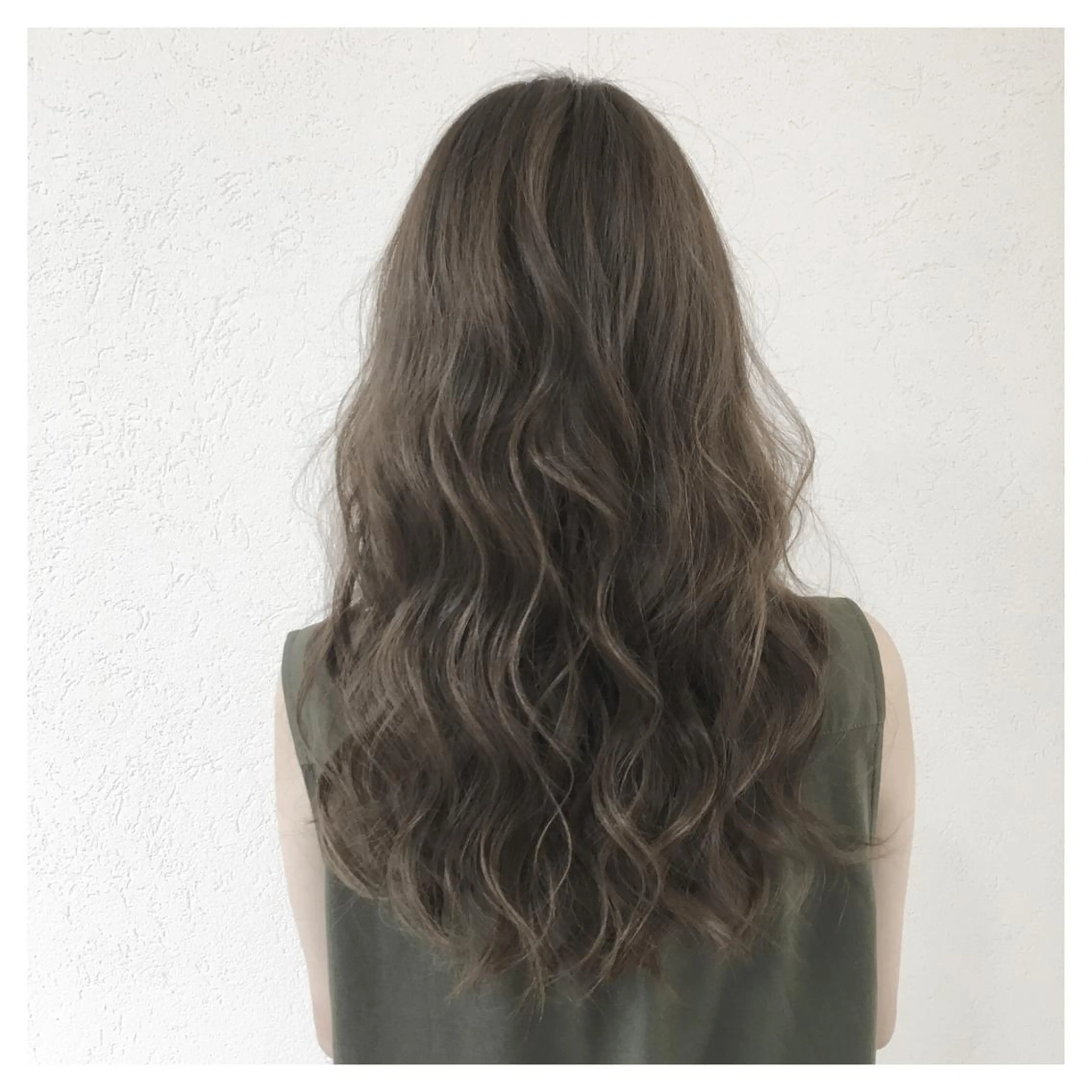 ロング カラー ハイライトカラー ハイライト biscohair 髪にドラマを。のヘアスタイル