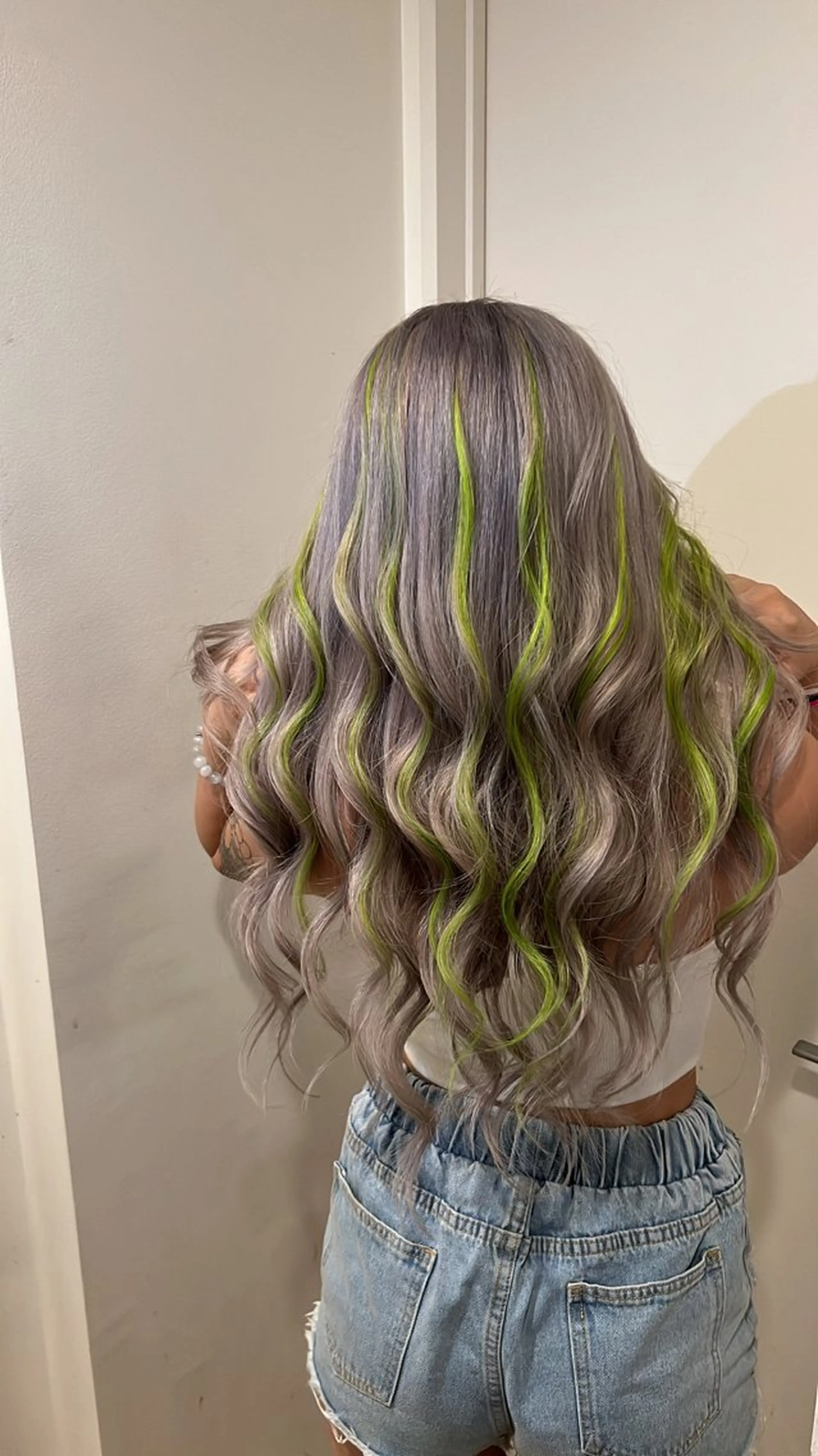 セミロング カラー ヘアアレンジ 🔥ハイトーンカラー ギャルNAOKI🔥のヘアスタイル