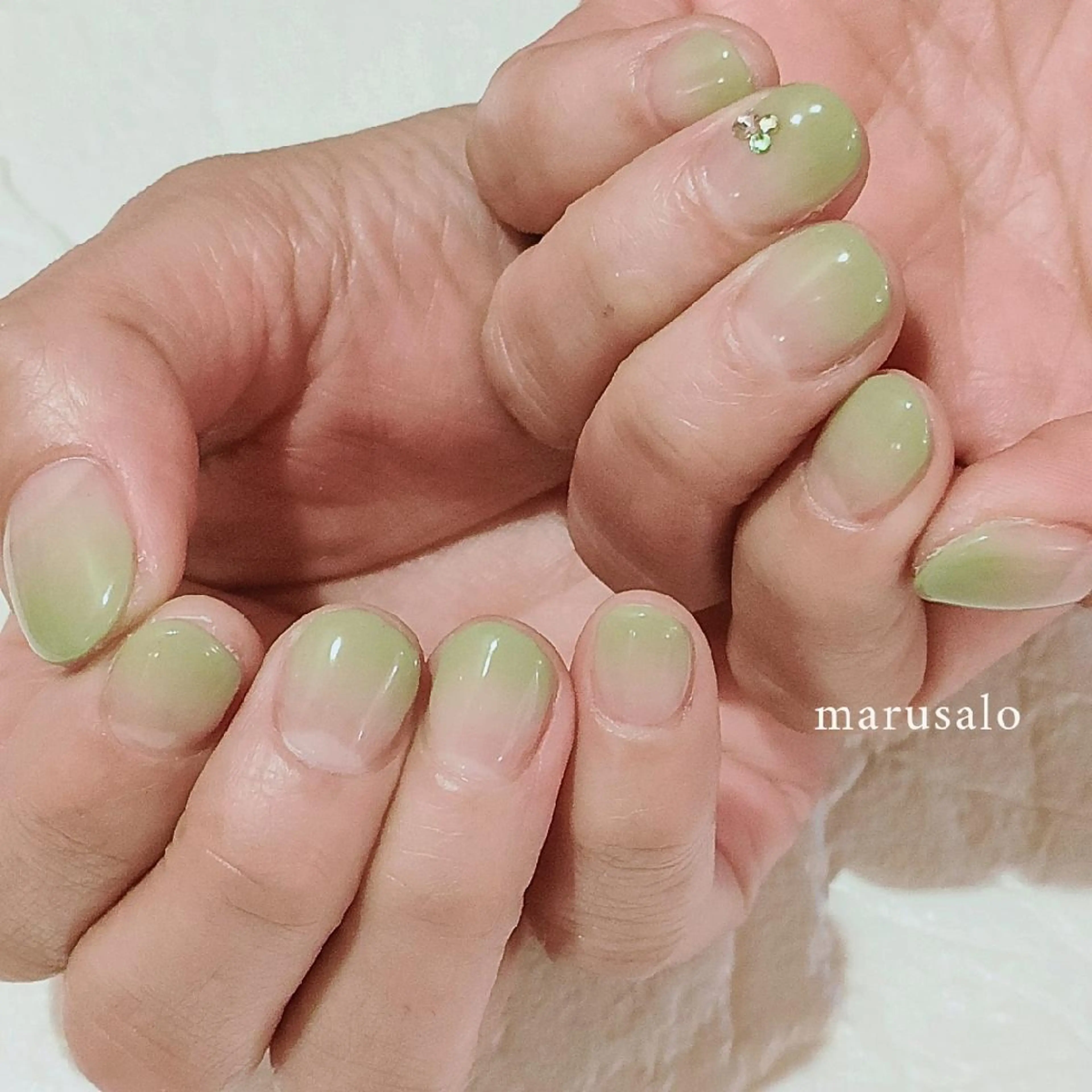 ネイル グラデーション グリーン オフィスネイル シンプルネイル 春ネイル ハンドネイル marusalo nailのネイルデザイン